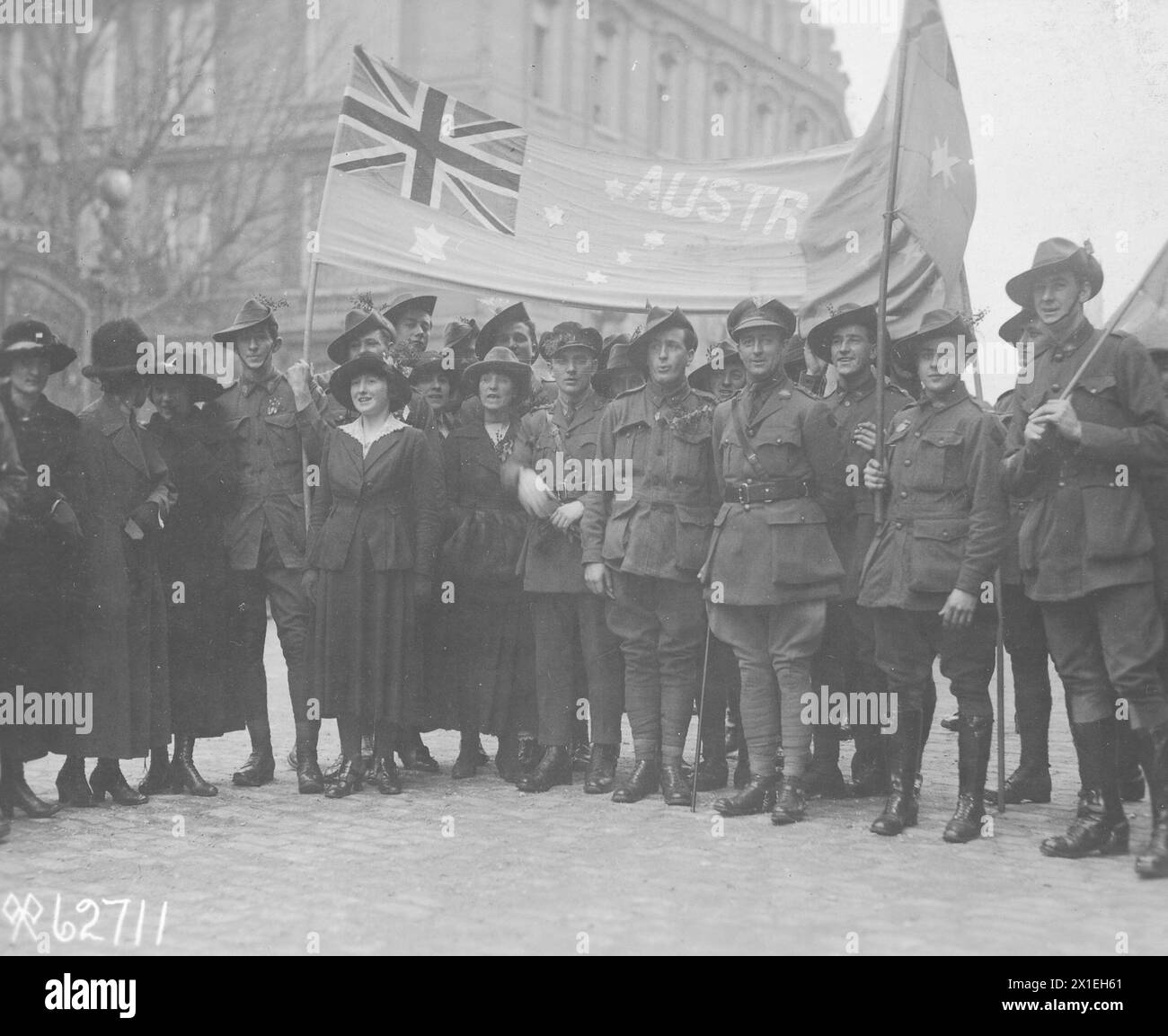 Folla di australiani in attesa dell'arrivo del presidente Woodrow Wilson di fronte alla casa del principe Murats a Parigi, CA. 1918 Foto Stock