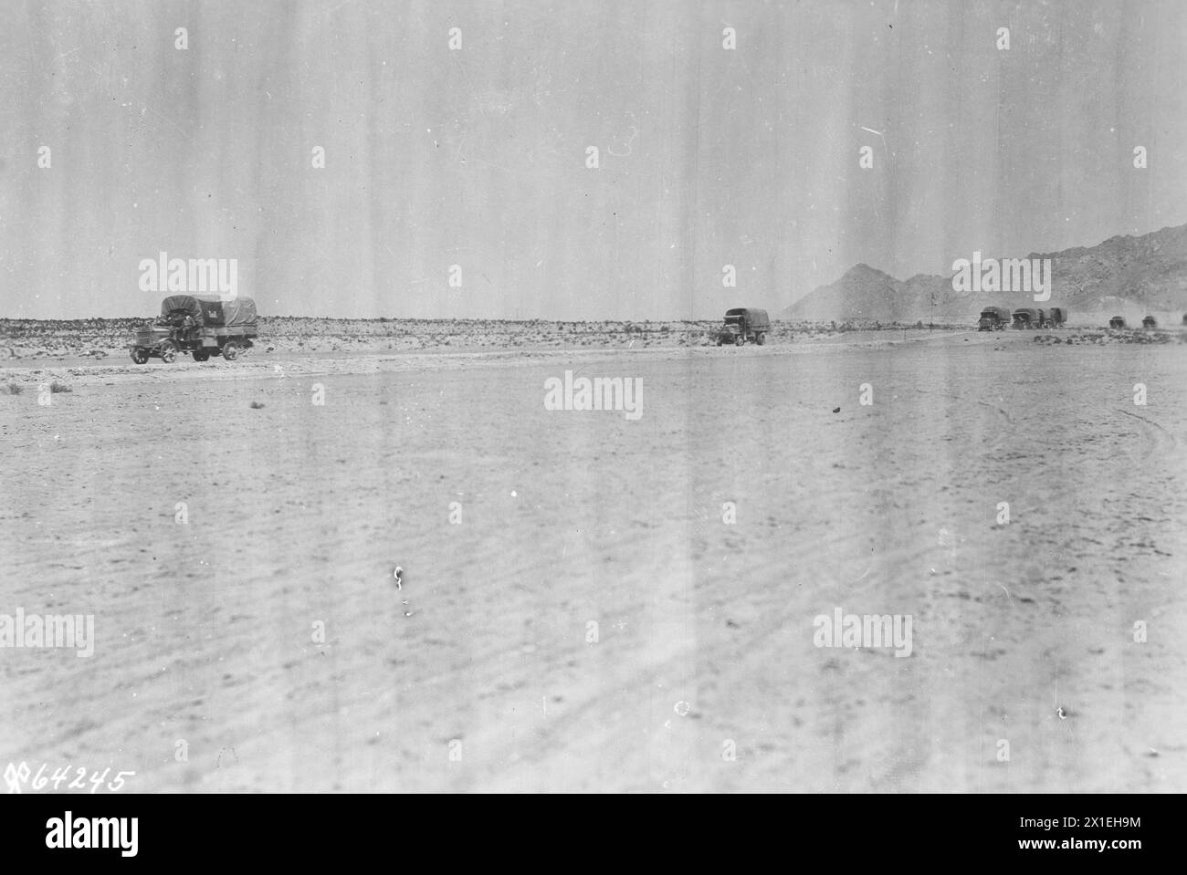 ATTIVAZIONE DEL CONVOGLIO MOTORIZZATO. Preso mentre il convoglio entrava nel deserto del grande Lago Salato a Sieberling Cutt-Off CA. Agosto 1919 Foto Stock