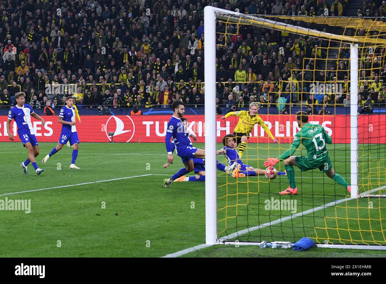 Fussball Champions League Viertelfinale Borussia Dortmund - Atletico Madrid AM 16.04.2024 im Signal Iduna Park a Dortmund Tor zum 1:0 durch Julian Brandt ( Dortmund ) foto: Revierfoto Foto Stock