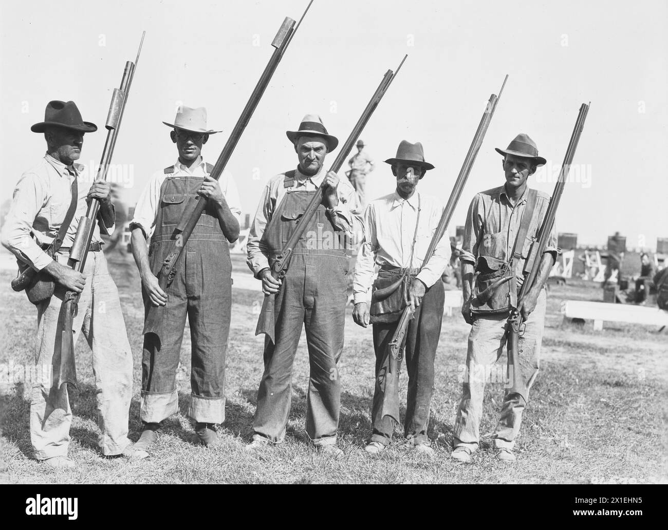 Camp Perry Rifle Matches, agosto 1931. Fucilieri americani con pistole di una generazione precedente Foto Stock
