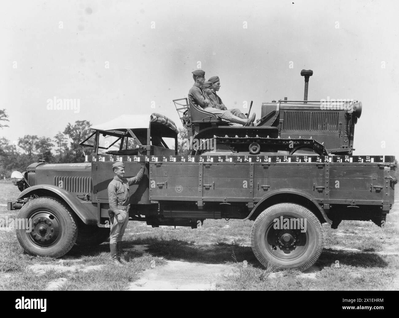 Dumper Q.M.C. con trattore Caterpillar Ordnance 20, m2. Forza meccanizzata, ft. Eustis, Virginia CA. 1931 Foto Stock