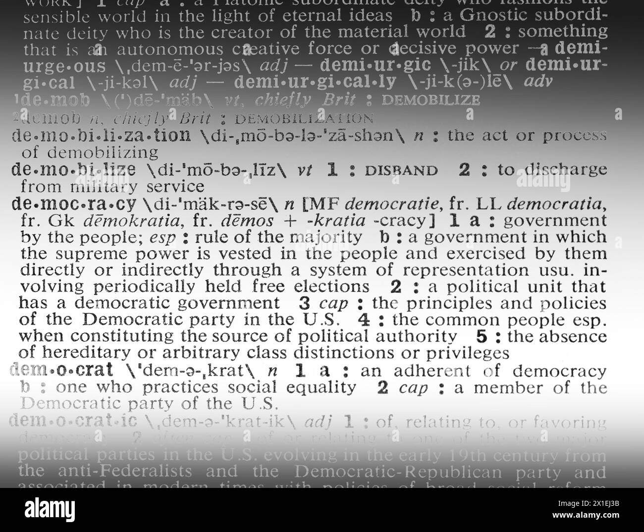 Il Settimo dizionario collegiale di Webster mostra la parola "democrazia”, vicino a "democrat” e "democratico”, l'opposto di "autoritarismo”. Foto Stock