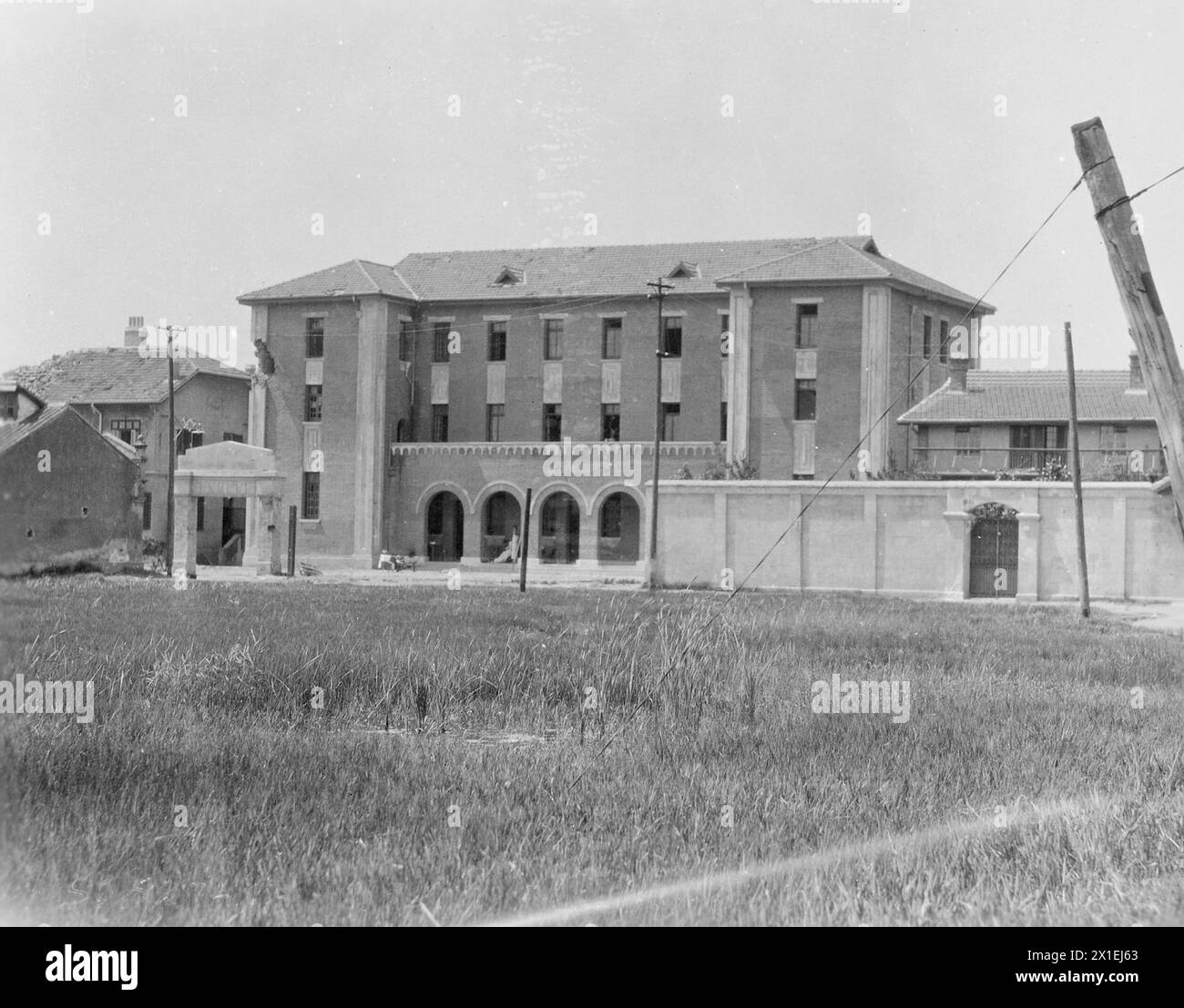 Kaingwan, Cina. Edificio che fu utilizzato dai giapponesi come quartier generale durante la guerra sino-giapponese del 1932 ca. 1932 Foto Stock