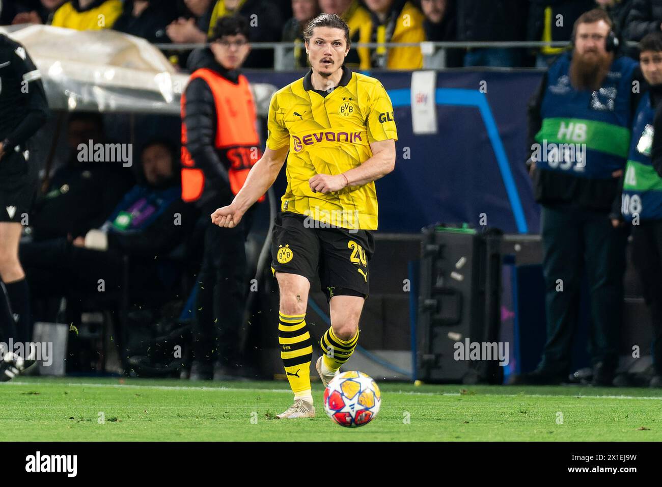 Dortmund, Germania. 16 aprile 2024. DORTMUND, GERMANIA - 16 APRILE: Marcel Sabitzer del Borussia Dortmund durante i quarti di finale della seconda tappa - partita di UEFA Champions League 2023/24 tra il Borussia Dortmund e l'Atletico Madrid al Signal Iduna Park il 16 aprile 2024 a Dortmund, Germania. (Foto di Joris Verwijst/Agenzia BSR) credito: Agenzia BSR/Alamy Live News Foto Stock