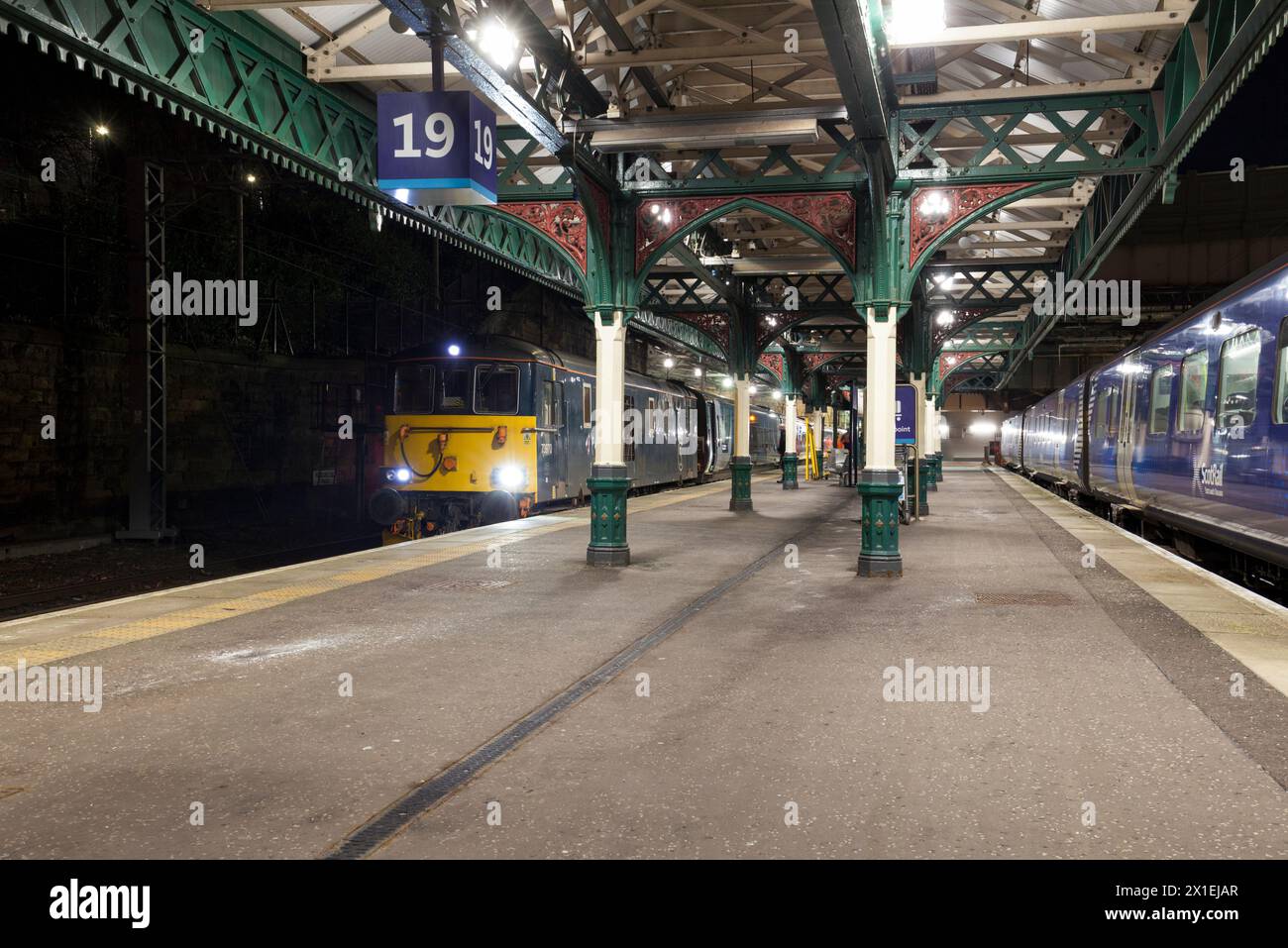 Locomotiva di classe 73 britannica a Edinburgh Waverley in attesa con 0439 Edimburgo - Aberdeen porzione di 2115 Caledonian Sleeper da London Euston Foto Stock