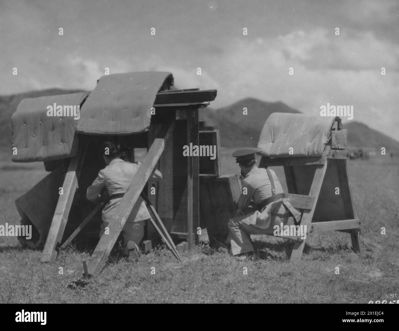 Rifugio di emergenza per gli uomini delle telecamere durante le esercitazioni di bombardamento da parte delle unità di Wheeler Field. Waimanalo, territorio delle Hawaii, 22 marzo 1933 Foto Stock