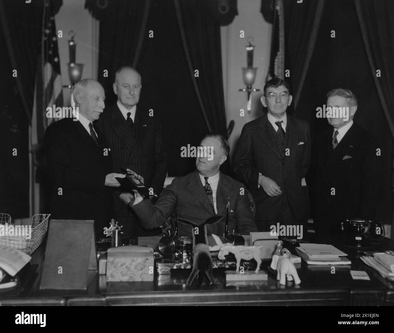Il Presidente Franklin Roosevelt, consegna le medaglie agli ufficiali della seconda Divisione. L a R, maggiore generale Omar Bundy, maggiore generale J.G. Harbord, Pres. F. Roosevelt, maggiore generale J.A. Lejeune, maggiore generale Paul Malone. Casa Bianca, Washington, DC CA. Gennaio 1934 Foto Stock