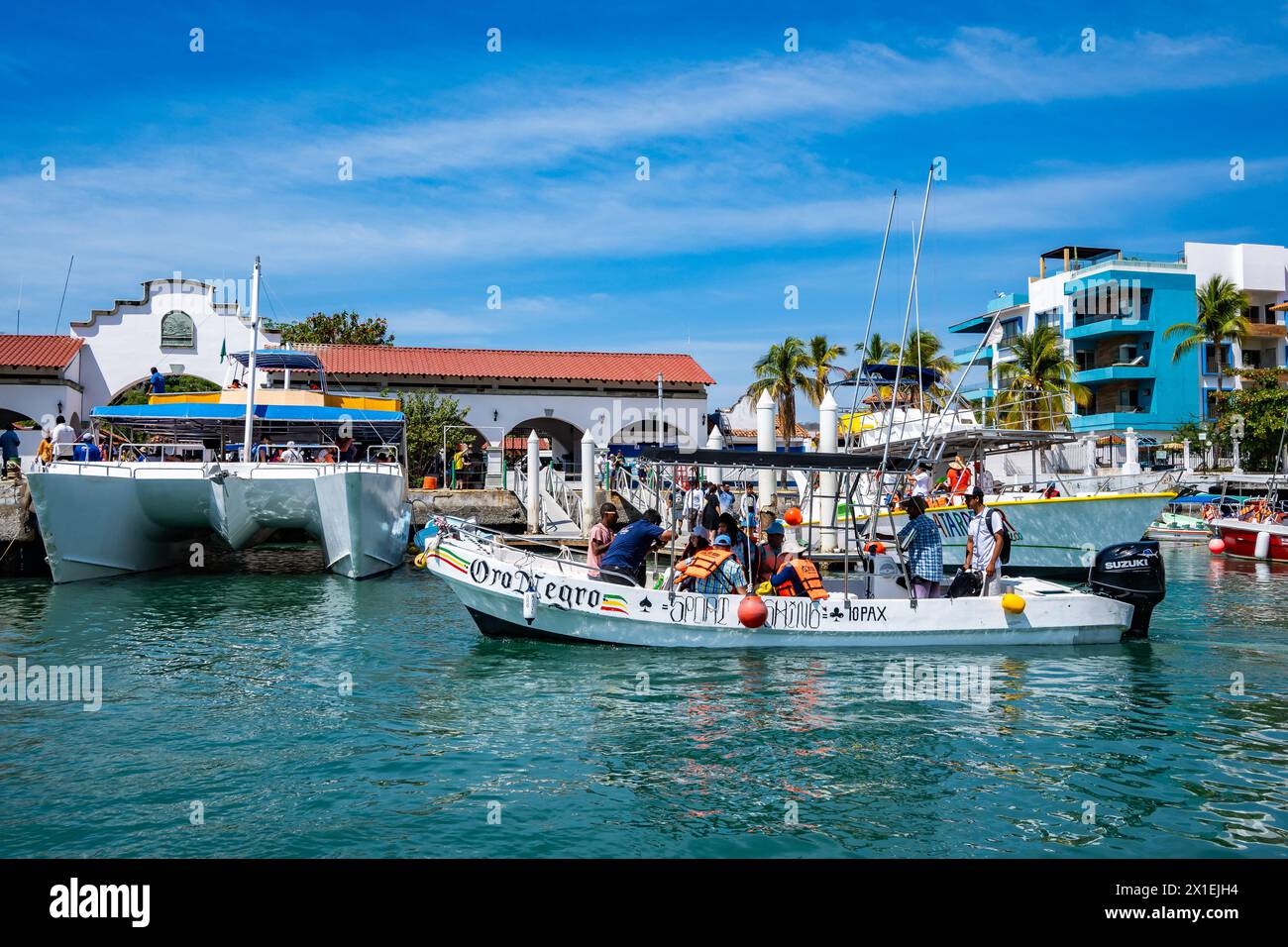 Turisti che fanno escursioni in barca. Huatulco, Oaxaca, Messico. Foto Stock