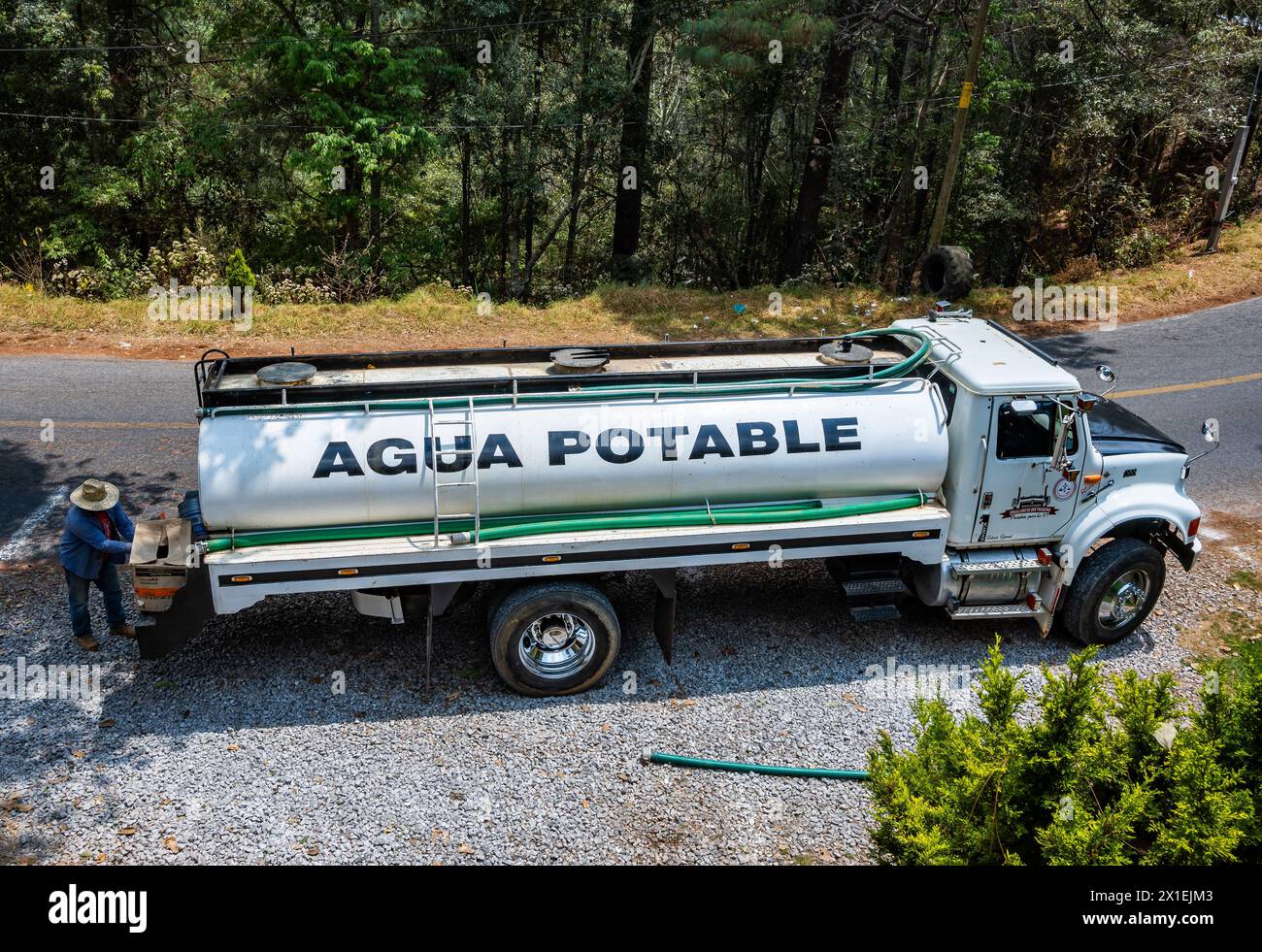 Camion che fornisce acqua potabile alle abitazioni rurali. Oaxaca, Messico. Foto Stock