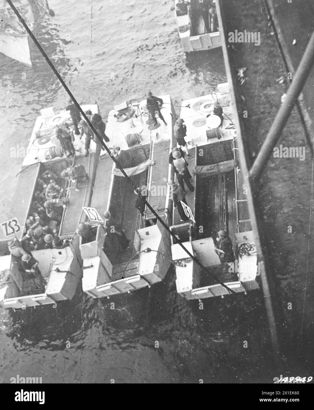 Didascalia originale: "Le truppe africane entrano in barche d'assalto prima di sbarcare in Nord Africa" CA. 1942 Foto Stock