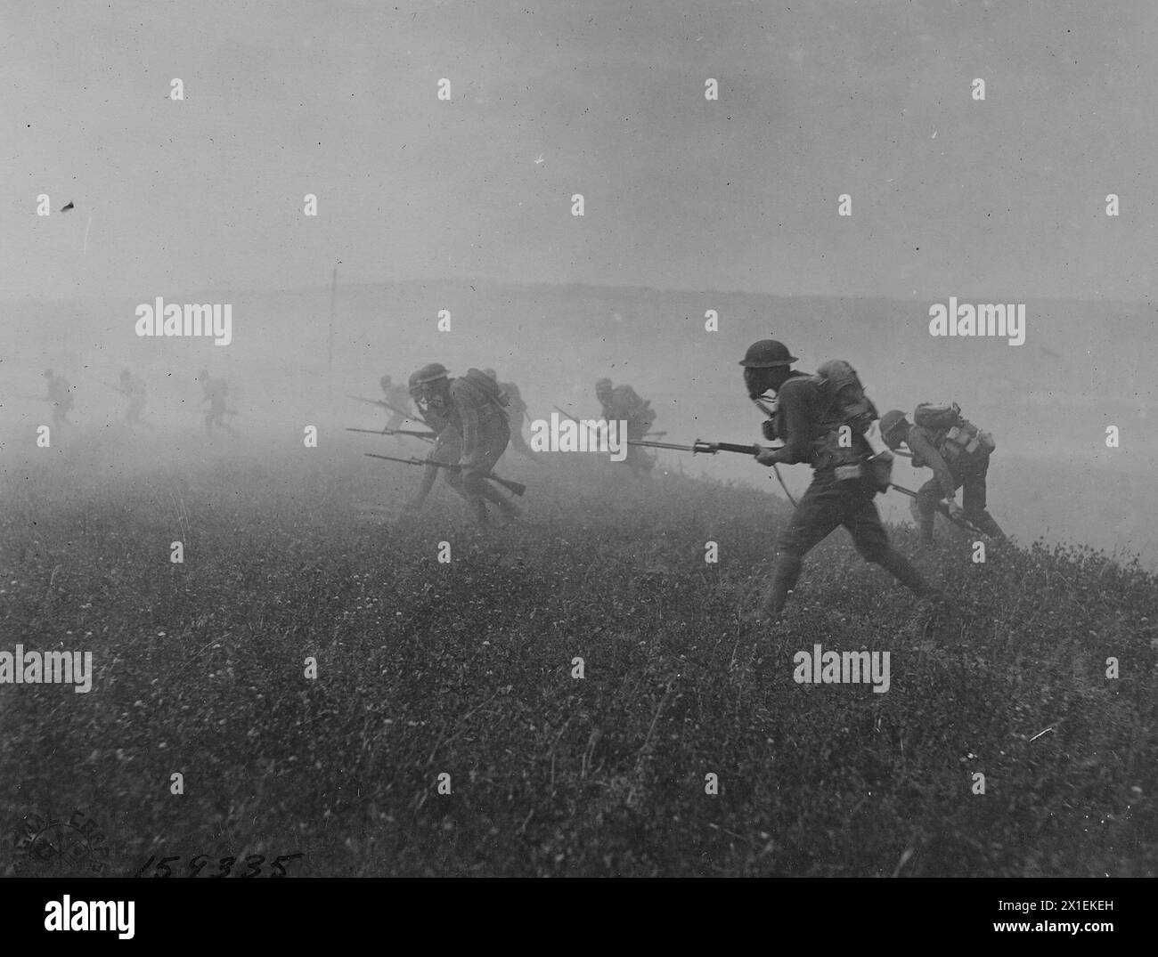 Foto della prima guerra mondiale: Uomini della 6th Infantry Brigade in No Man's Land durante un attacco di gas (manovra). Andernach, Germania ca. data sconosciuta Foto Stock