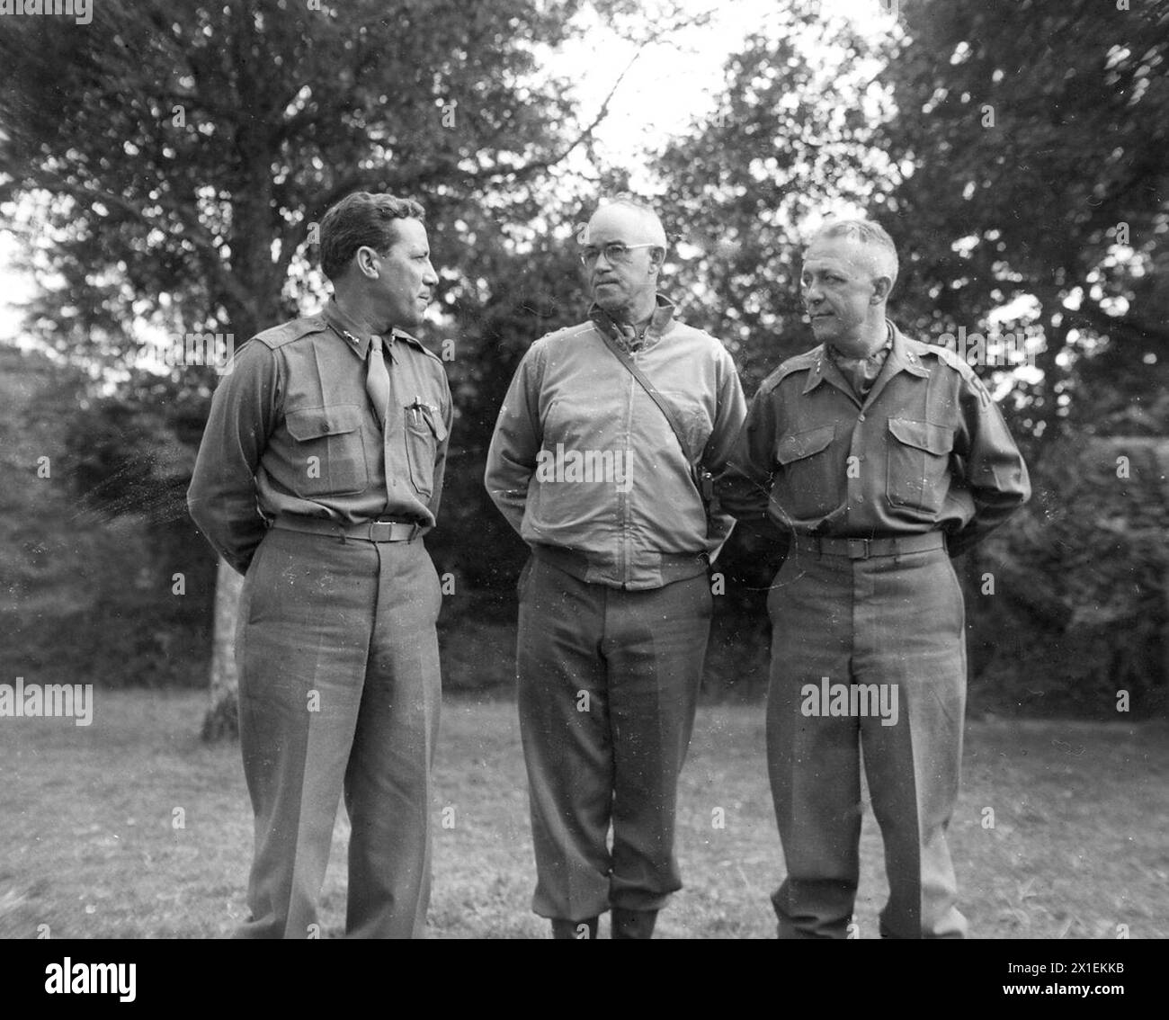Fotografia del tenente generale Omar Bradley, del maggior generale Quesada e del maggior generale William B. Kean CA. Agosto 1944 Foto Stock