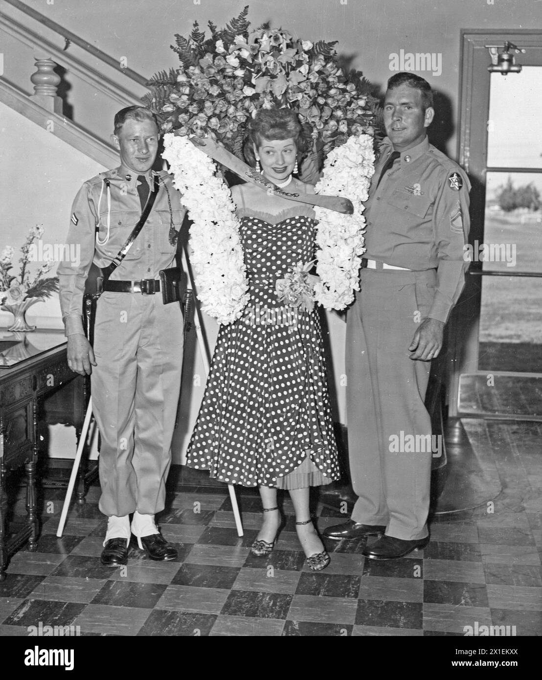 Fotografia di Lucille Ball durante la visita a Camp Stoneman, California Foto Stock