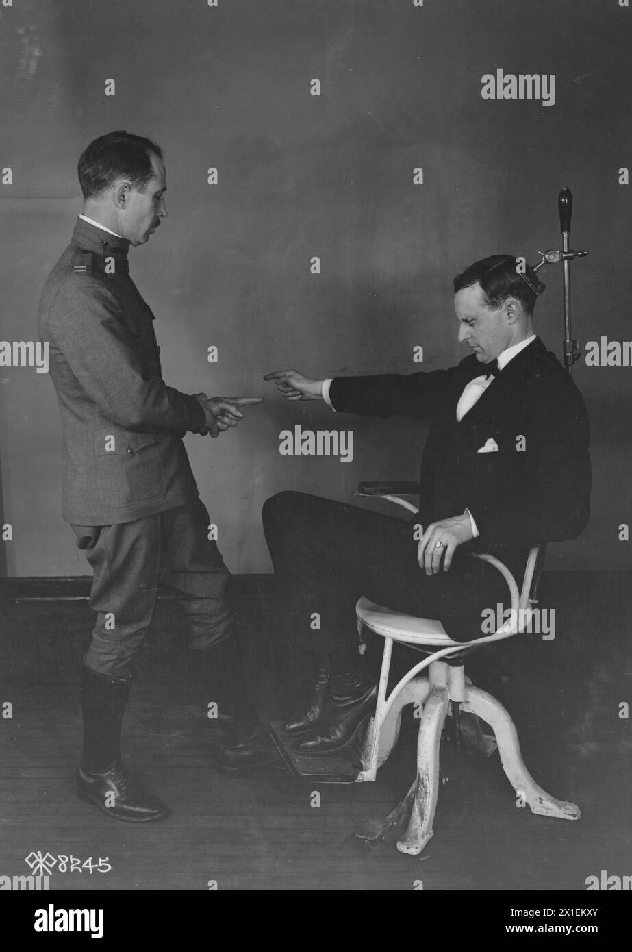 Didascalia originale: Esame fisico della recluta dell'aviazione presso l'Episcopal Hospital di Washington D.C.; Falling test ca. 1918 Foto Stock