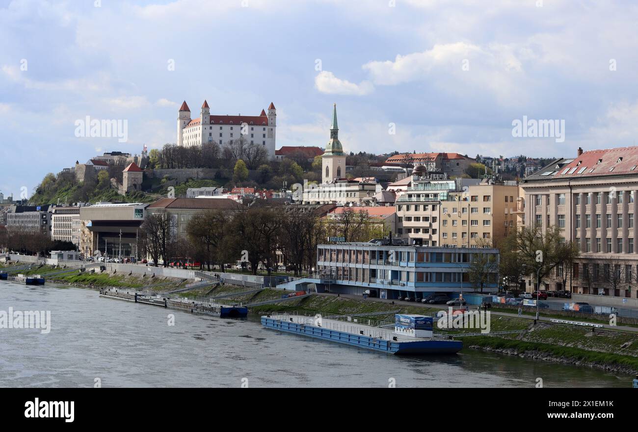Vista panoramica della città vecchia di Bratislava dal fiume Danubio. Castello di Bratislava in un giorno nuvoloso. Concetto di architettura europea. Foto Stock