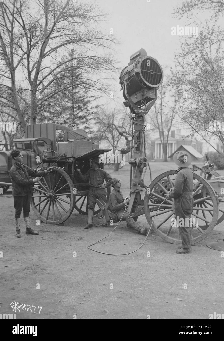 Soldati a Washington Barracks D.C che usano una luce di ricerca anti-aereo mobile CA. 1918 Foto Stock