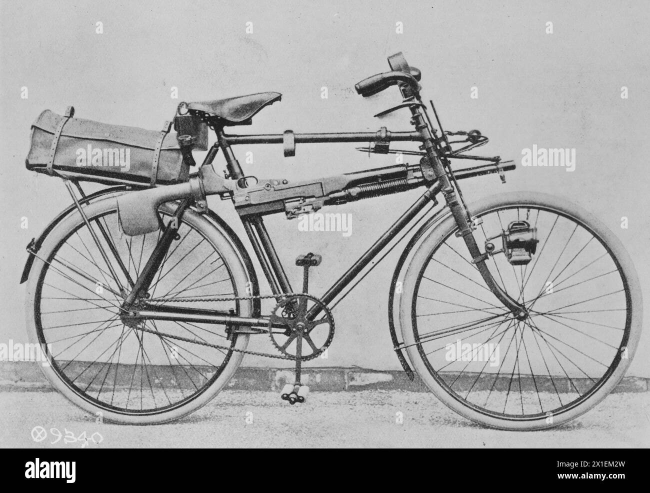 Bicicletta con una pistola Hotchkiss da .303 pollici trasportata attraverso il telaio CA. 1918 Foto Stock