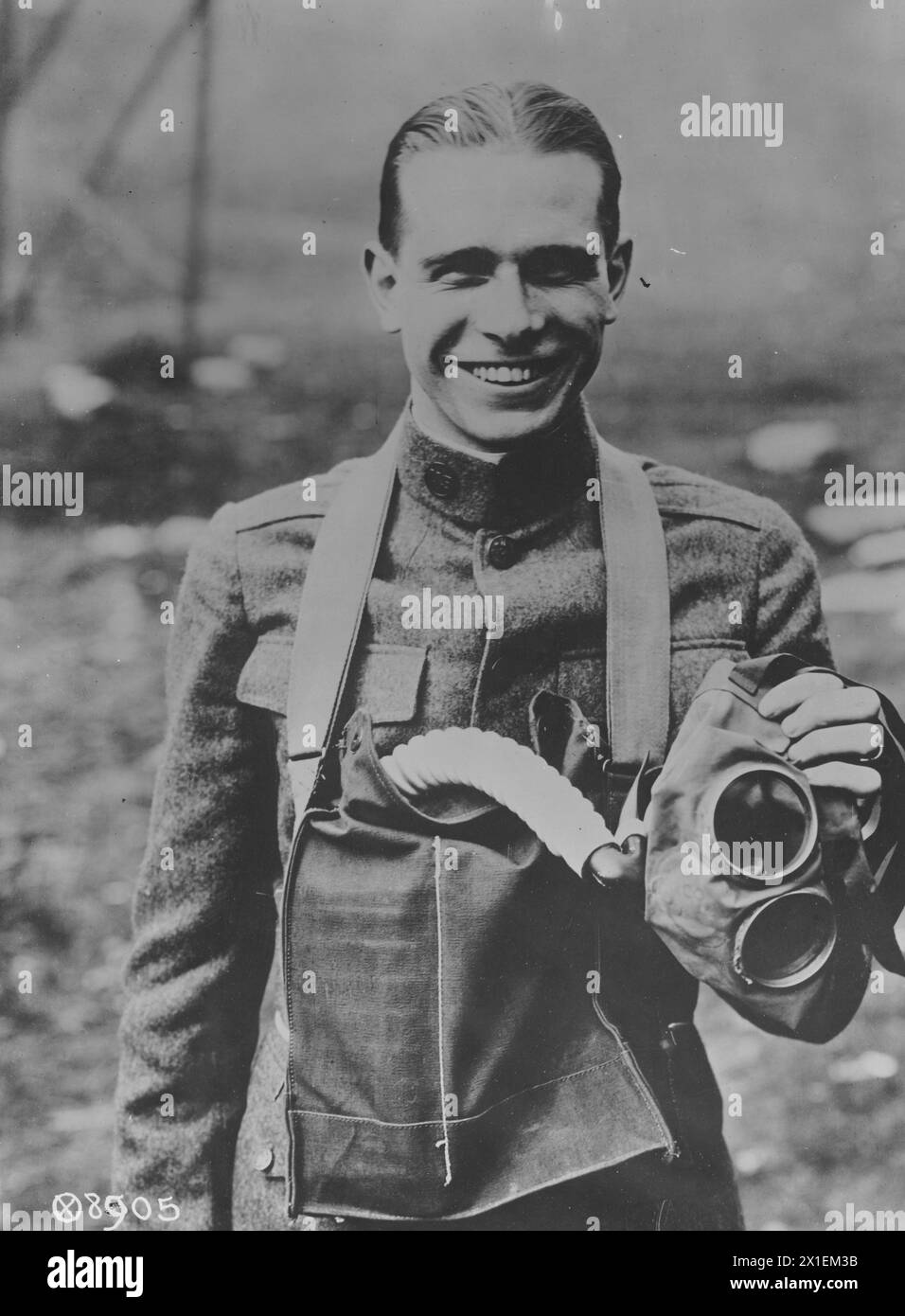 Foto della prima guerra mondiale: Soldato macinato con la sua maschera a gas CA. 1918 Foto Stock