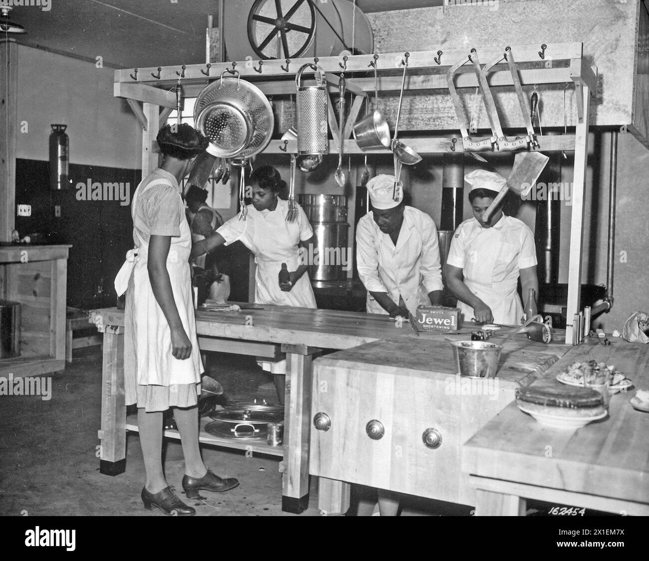 Didascalia originale: I cuochi del WAAC preparano la cena per la prima volta nella nuova cucina di Fort Huachuca, Arizona CA. 1942 Foto Stock