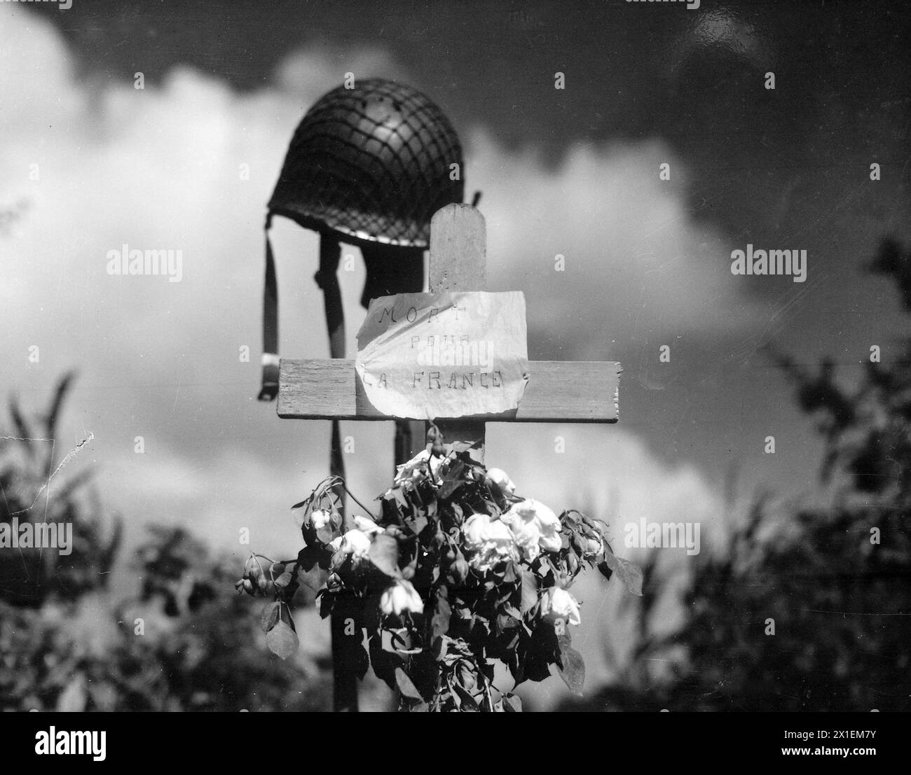 I civili francesi hanno eretto questo silenzioso tributo a un soldato americano caduto nella crociata per liberare la Francia dalla dominazione nazista. Carentan, Francia CA. 1944 Foto Stock