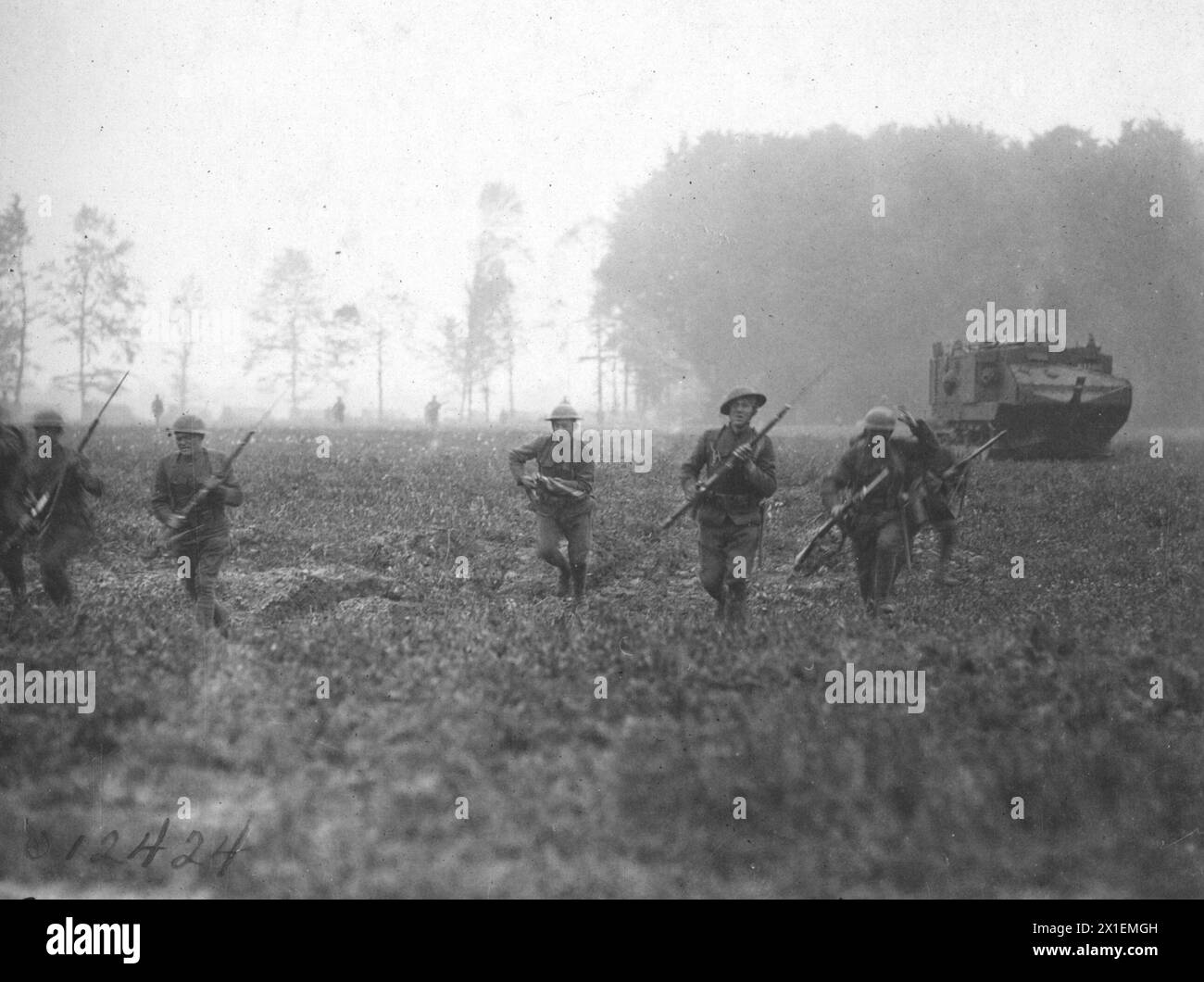 Carri armati che attaccano uomini in trincea; 26th Regiment, fanteria, 2nd Brigade, 1st Division; vicino a Breteuil Francia ca. 1918 Foto Stock