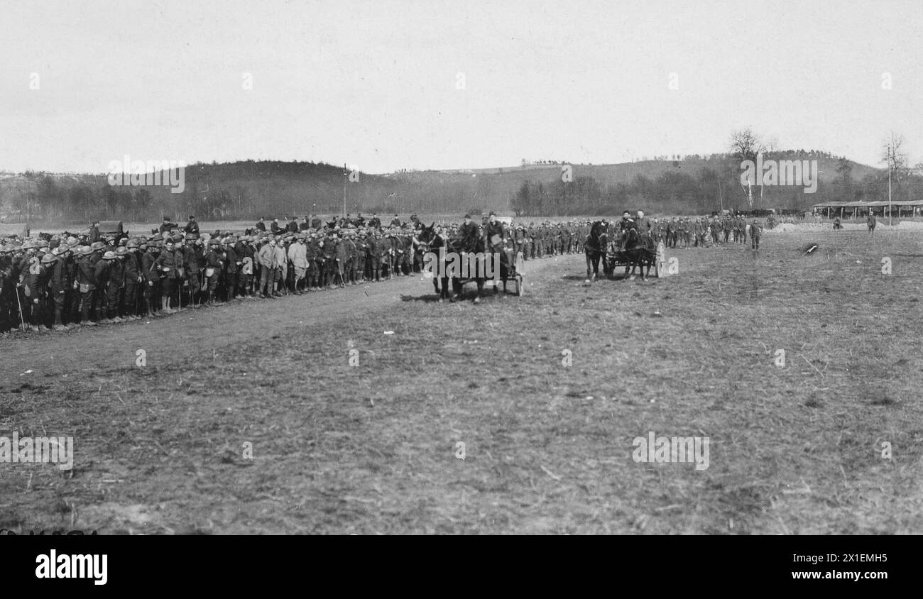 Soldati del 104th Regiment Infantry che partecipano alle partite sul campo di St. Festa di San Patrizio a Chassemy Francia CA. 1918 Foto Stock