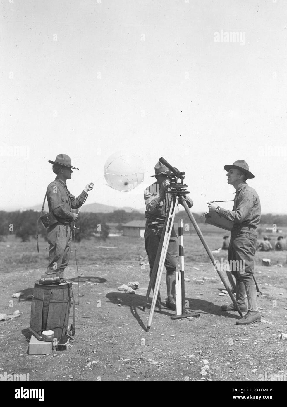 Soldati statunitensi che fanno osservazioni meterologiche a ft. Soglia Oklahoma CA. Maggio 1918 Foto Stock