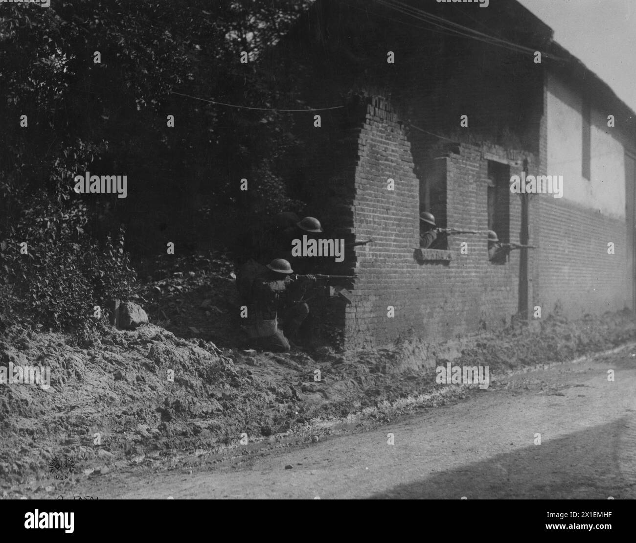 Foto della prima guerra mondiale: Tiratori scelti con una buona vista del nemico in piedi dietro un muro di mattoni, 1st Division, 28th Infantry; Bonvillers, Francia CA. 1918 Foto Stock
