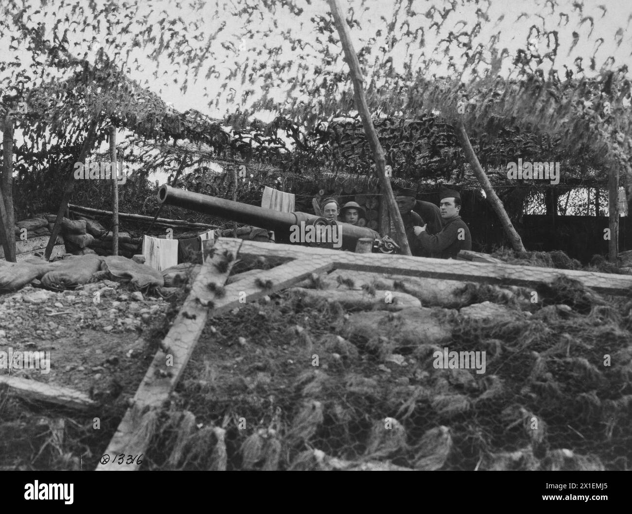 Soldati in una posizione mimetica a Dead Man's Curve vicino a Beaumont Francia CA. 1918 Foto Stock