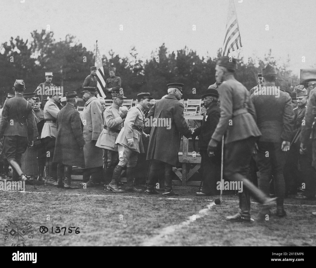 Il generale Robert Alexander saluta i visitatori ad un incontro atletico YMCA a St Aignan, Francia ca. 1918 Foto Stock