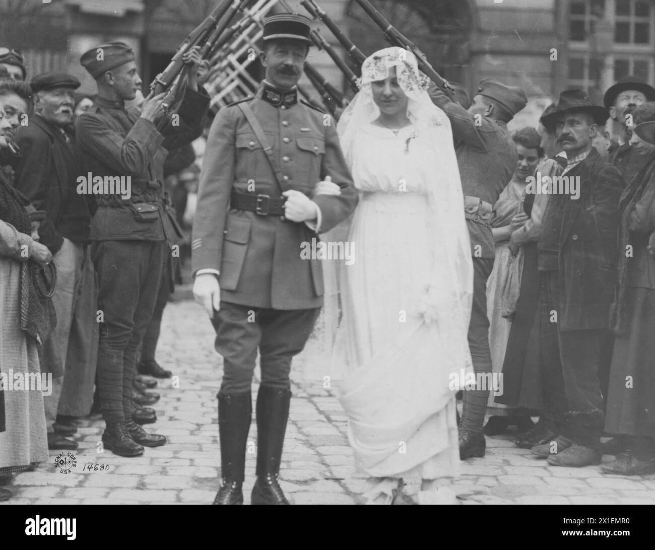 Il dottor Louis Merger scortò sua figlia lungo la navata al suo matrimonio con un soldato statunitense; Chaumont France ca. 1918 Foto Stock