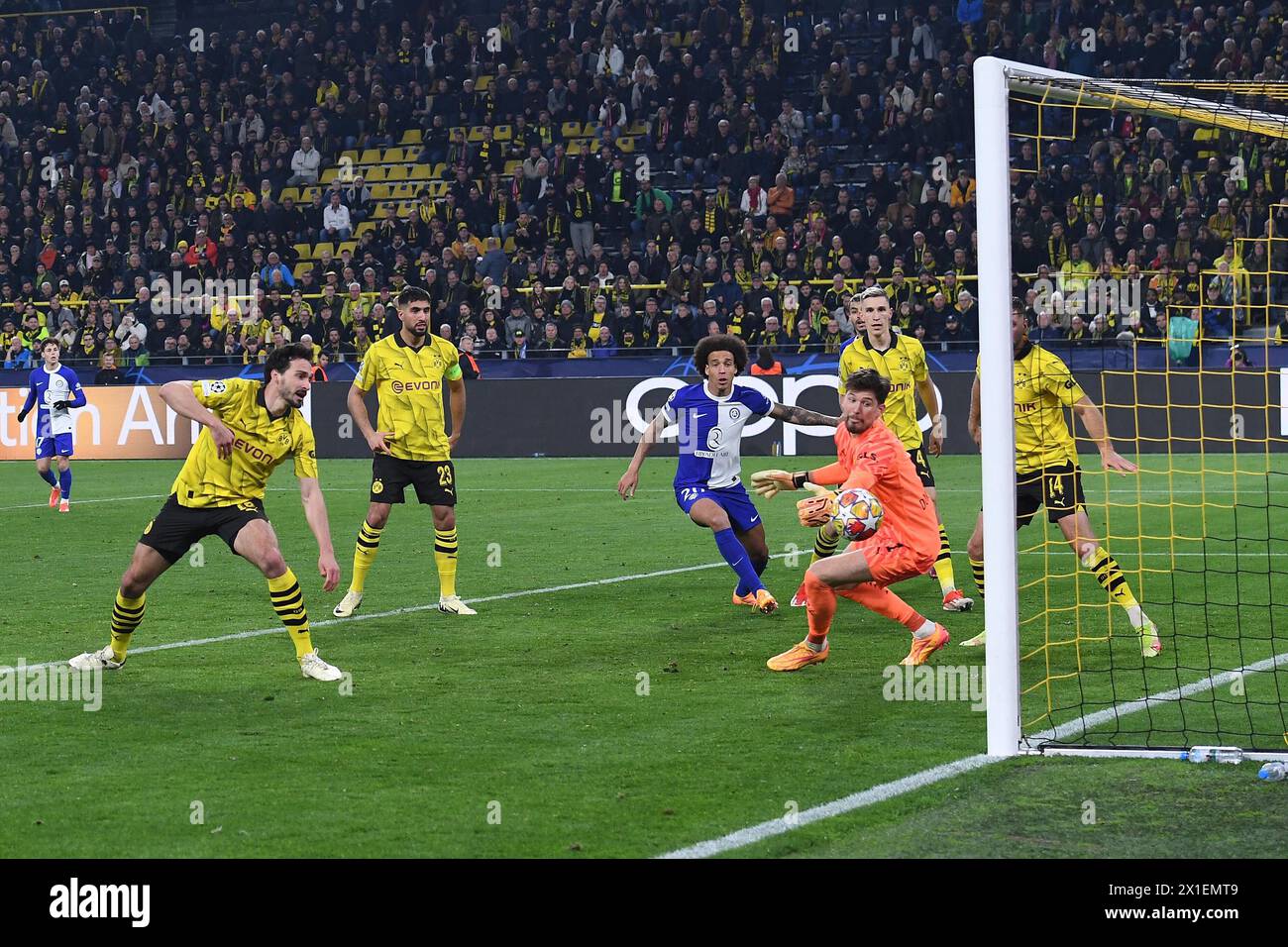 Fussball Champions League Viertelfinale Borussia Dortmund - Atletico Madrid AM 16.04.2024 im Signal Iduna Park a Dortmund Tor zum 2:1 durch ein Eigentor von Mats Hummels ( Dortmund ) foto: Revierfoto Foto Stock