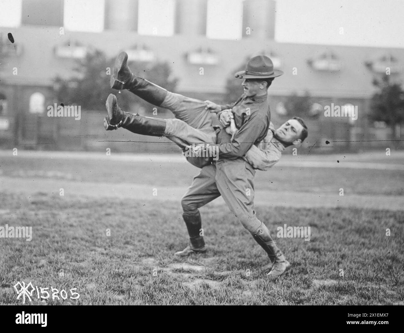 Jiu Jitsu Drill per soldati a Fort Myer Virginia - un soldato calci il suo avversario e lo fa cadere a terra CA. 1918 Foto Stock
