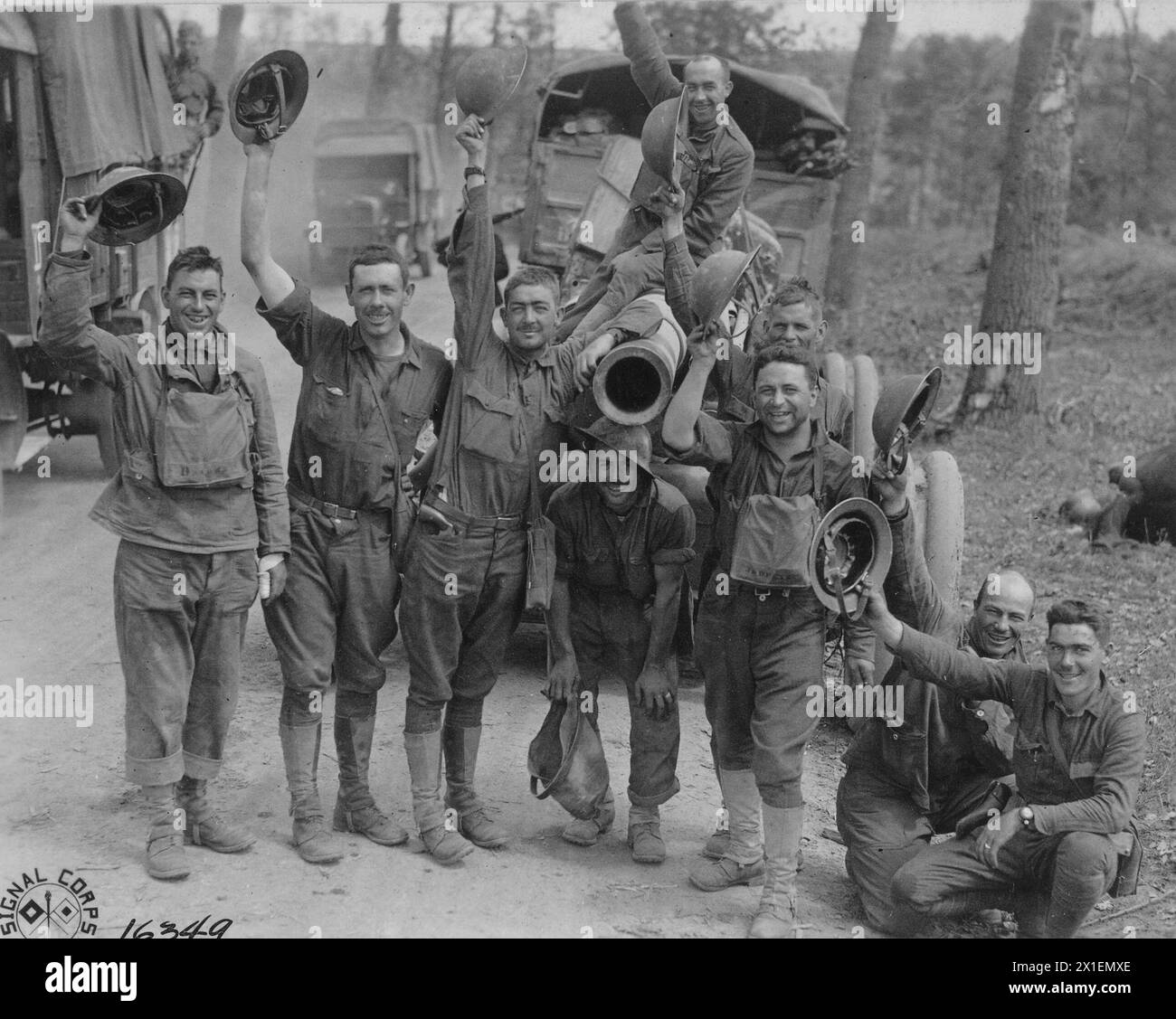 Soldati sorridenti dell'equipaggio della batteria B, 148th Regiment, Artiglieria da campo; vicino a Vaux France CA. 1918 Foto Stock