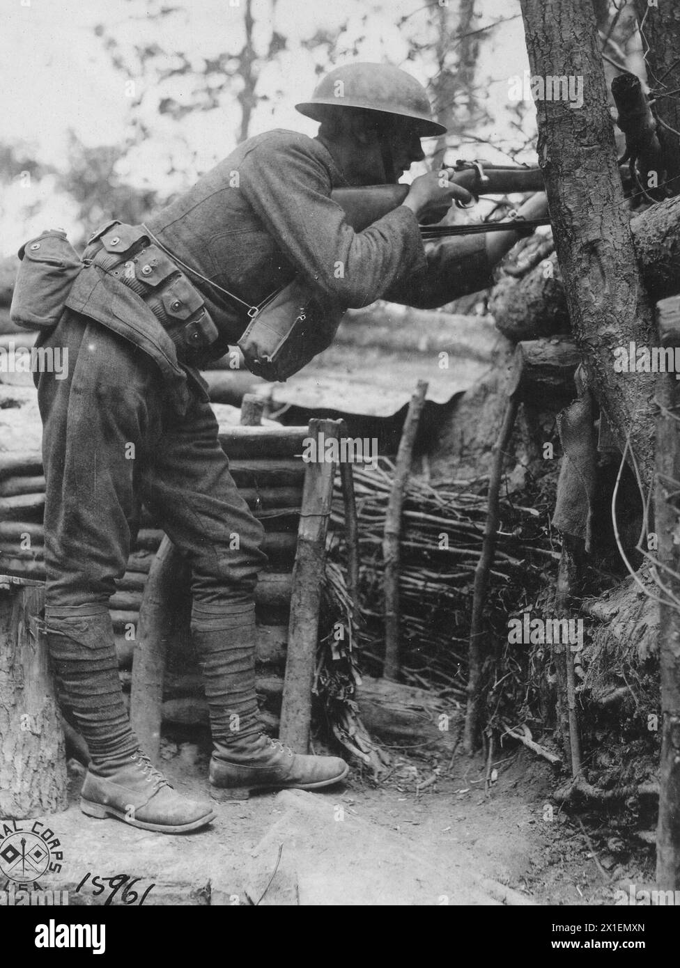 Foto della prima guerra mondiale: Un soldato con un fucile in una postazione di osservazione in prima linea ad Austerlitz Germania ca. 1918 Foto Stock