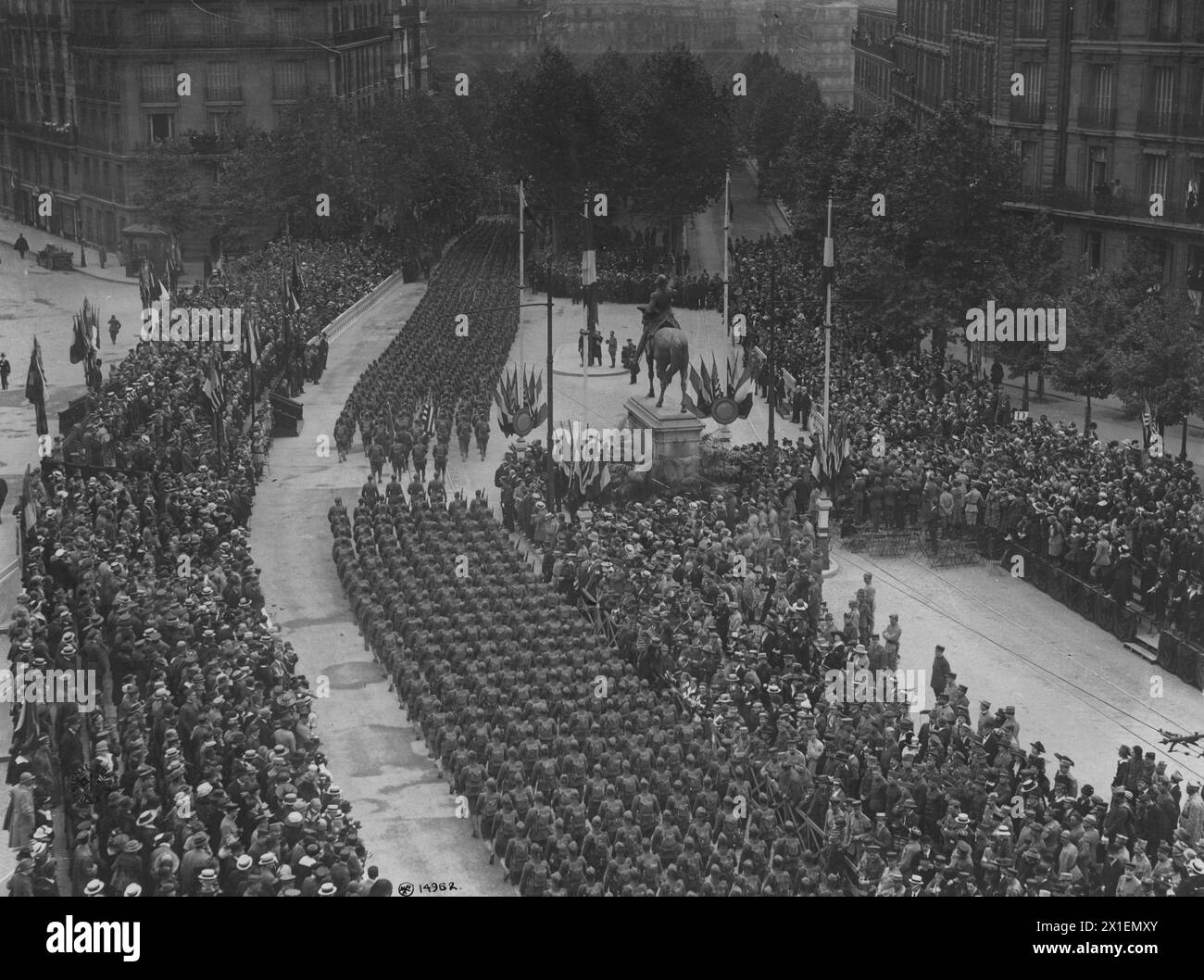 (Didascalia originale) fanti americani che passano in rassegna durante le cerimonie del 4 luglio per la celebrazione del nome di una strada a Parigi per il presidente Woodrow Wilson CA. 1918 Foto Stock