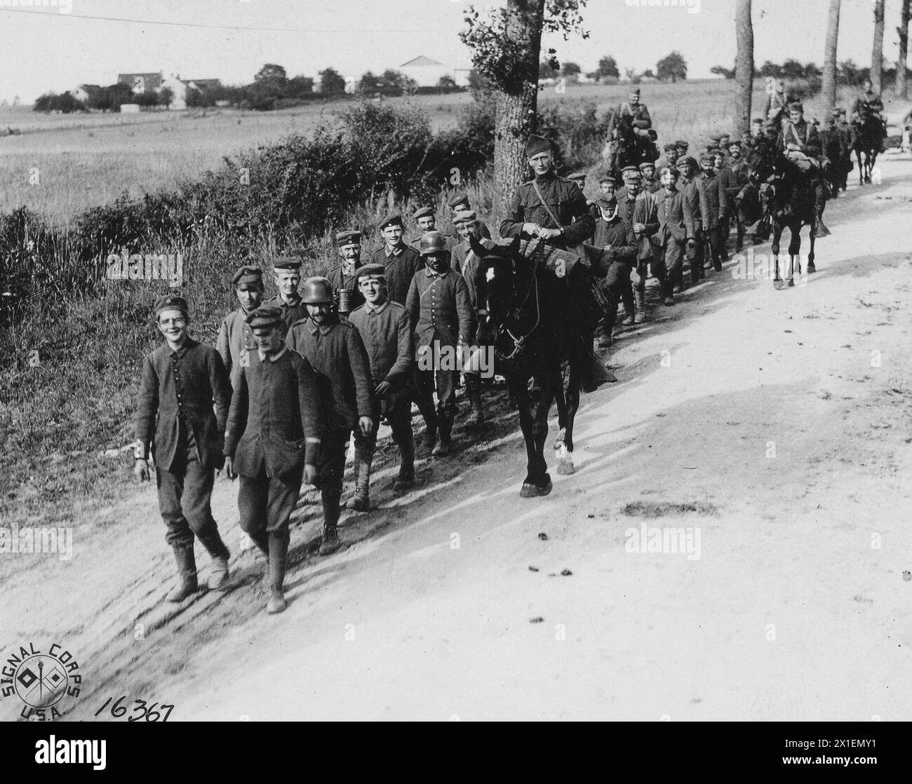 Prigionieri di guerra tedeschi che marciavano al campo; vicino a Vaux Francia ca. Luglio 1918 Foto Stock