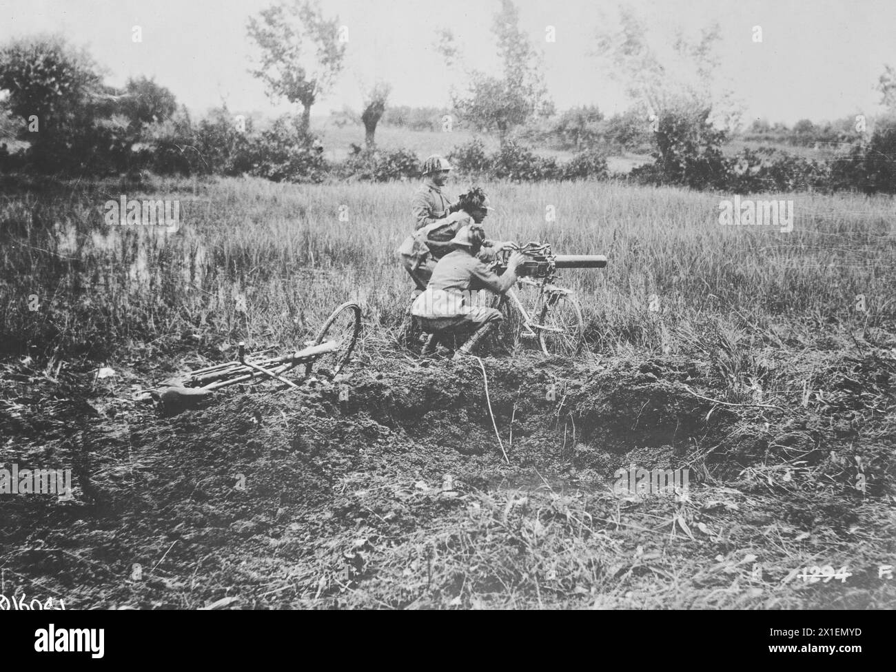 WW i Photos: Squadra italiana di mitragliatrici montata su biciclette CA 1917-1918 Foto Stock