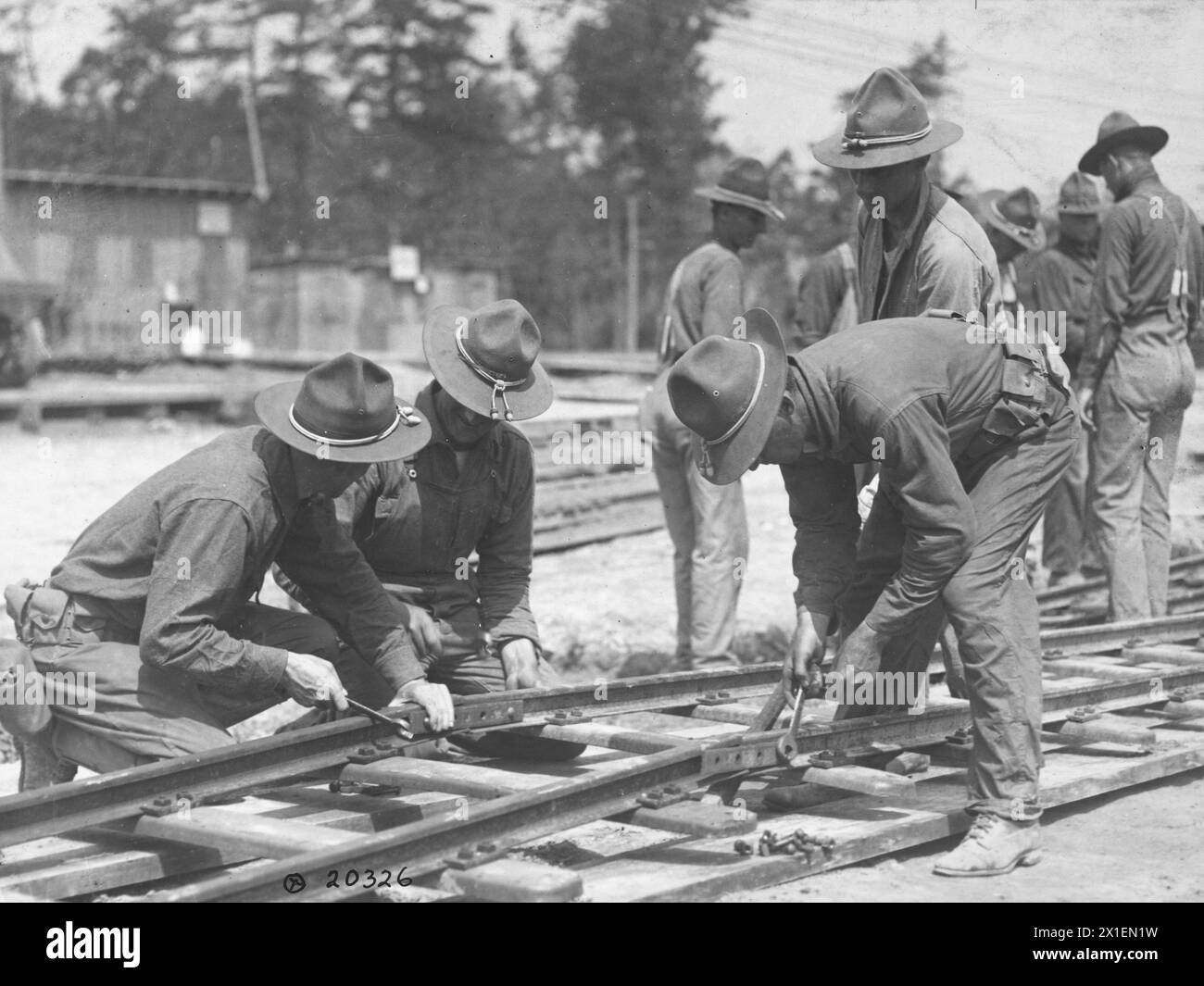 Campo di addestramento ingegneri istituito a Camp Humphreys - primo piano di soldati che costruiscono la ferrovia ca. 1918 Foto Stock