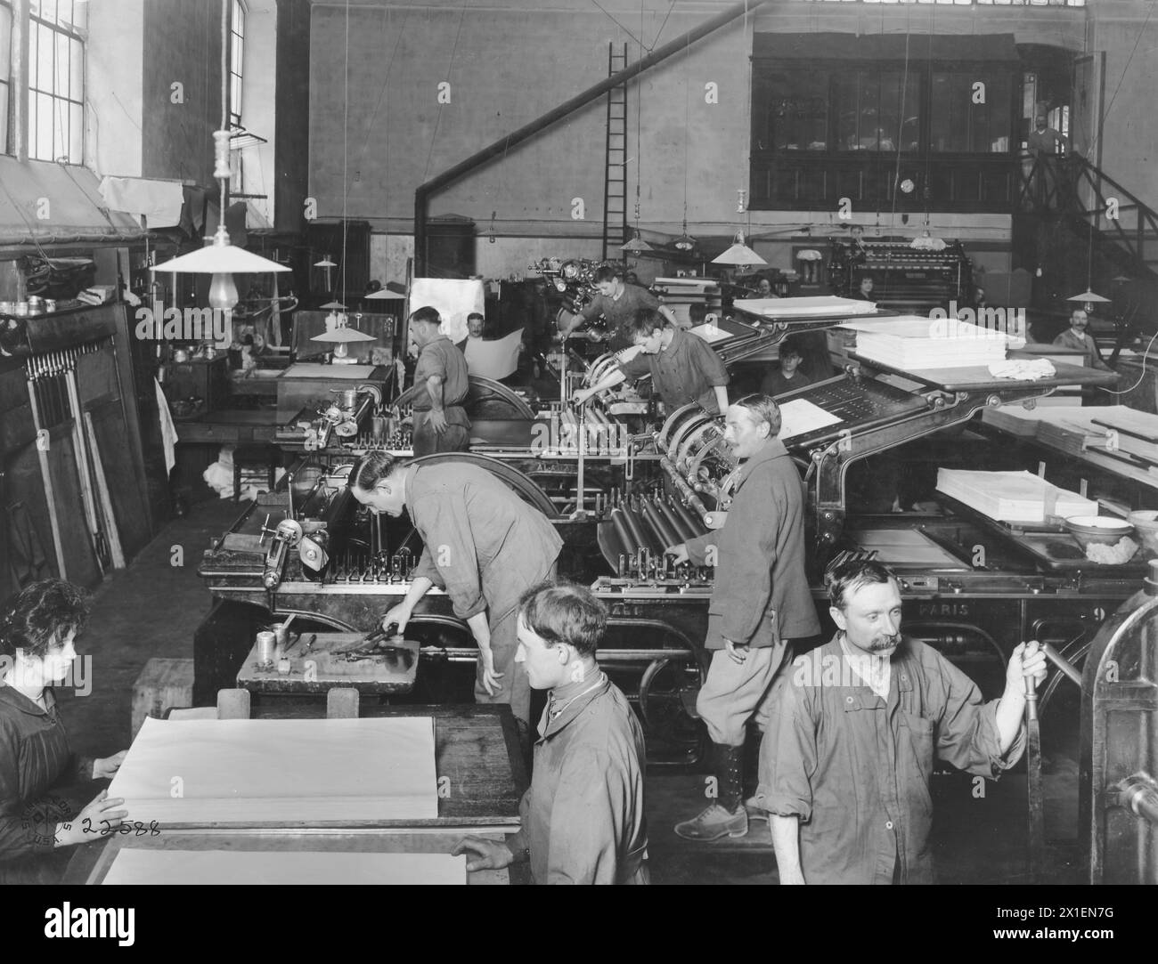 Uomini che lavorano su macchine da stampa che forniscono agli alleati mappe militari ca. 1918 Foto Stock