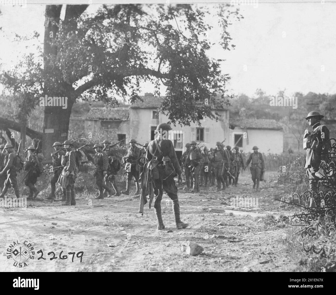 Foto della prima guerra mondiale: Membri della 358th Infantry, compagnie F, G e H, usciti dalle colline appena a nord di Vilcey-sur-Trey, Francia ca. 1918 Foto Stock
