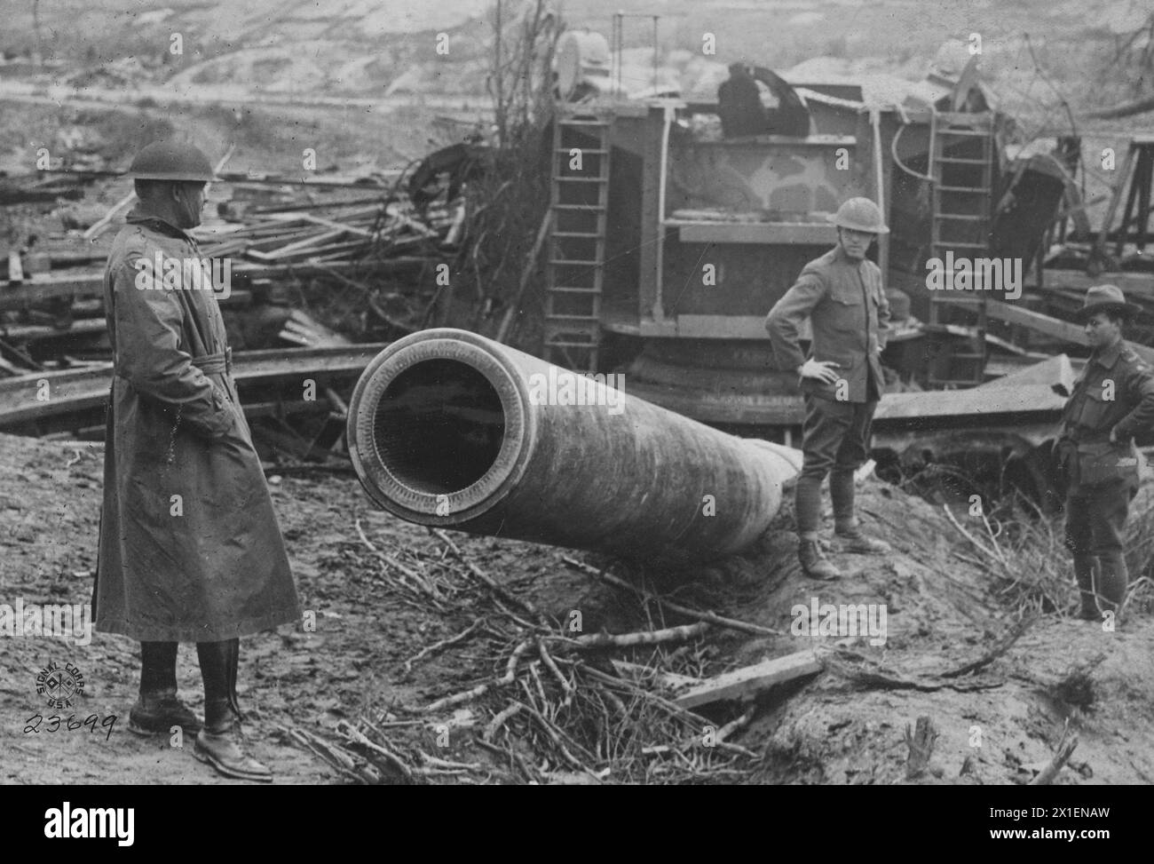 Avanzata americana sulla Cambrai - St Davanti a Quentin; invece di permettere che il cannone Big Bertha cadesse nelle mani degli americani, i tedeschi in ritirata fecero esplodere il loro cannone CA. 1917-1918 Foto Stock