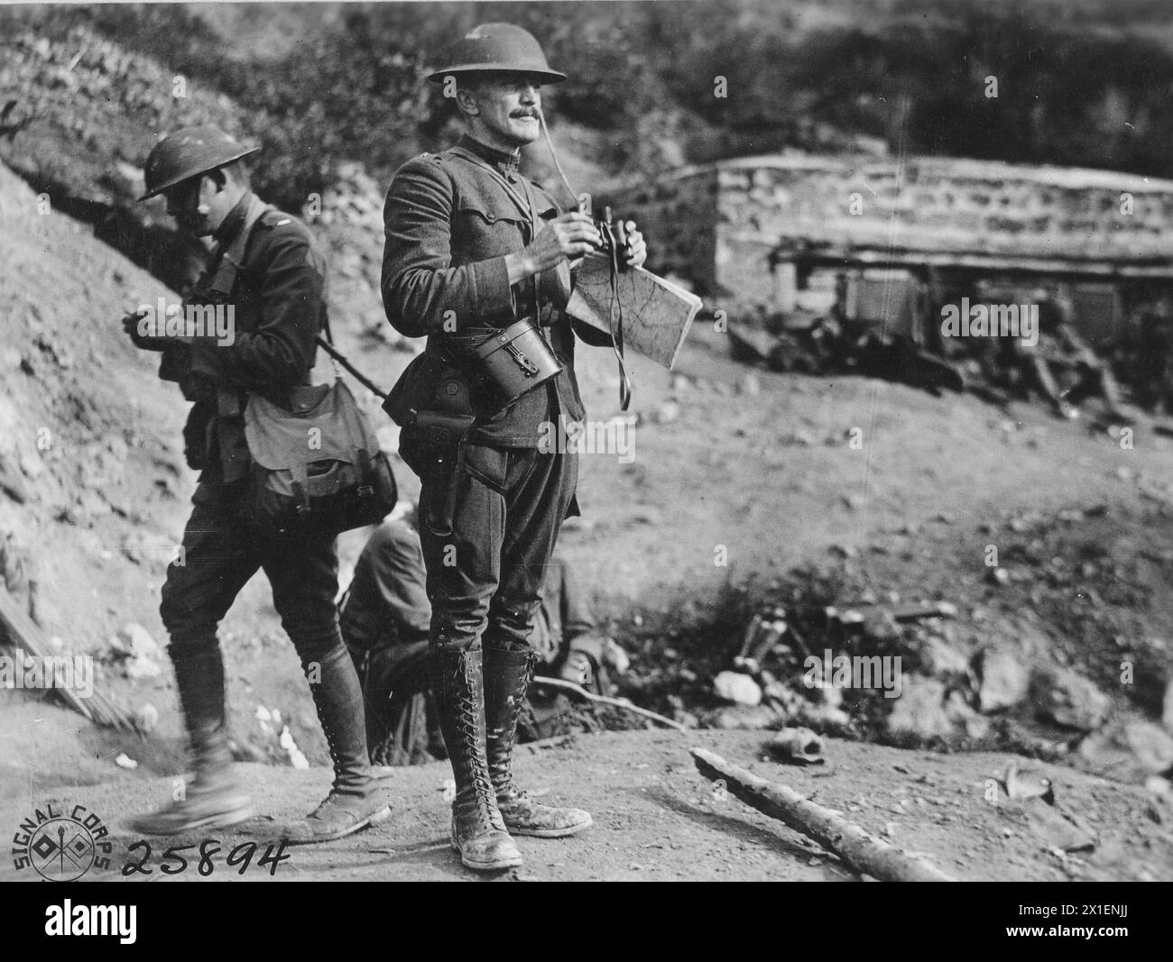 Foto della prima guerra mondiale: Il maggiore generale William H. Johnston osserva una battaglia. Collina 274 vicino al monte Des Allieux, Francia ca. 1918 Foto Stock