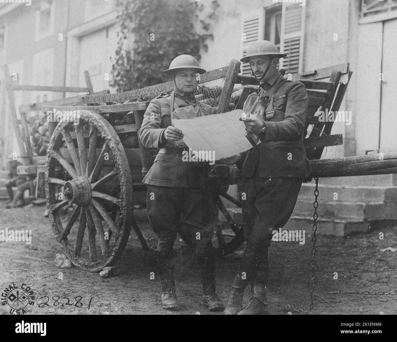 Due soldati del 318th Regiment; fanteria, 80th Division, discutono una mappa dopo aver ricevuto un dispaccio da un messaggero; pretz France ca. 1918 Foto Stock