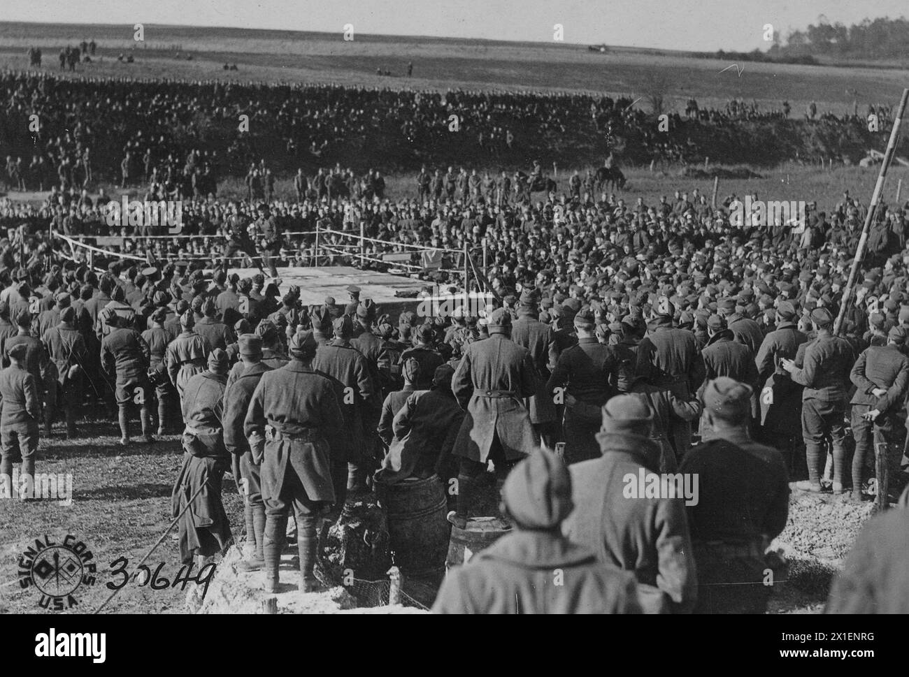 Vista generale della partita di pugilato e grande pubblico al campo di battaglia del 2nd Army Corps si incontrano vicino a Corbie, somme, Francia CA. 1918 Foto Stock