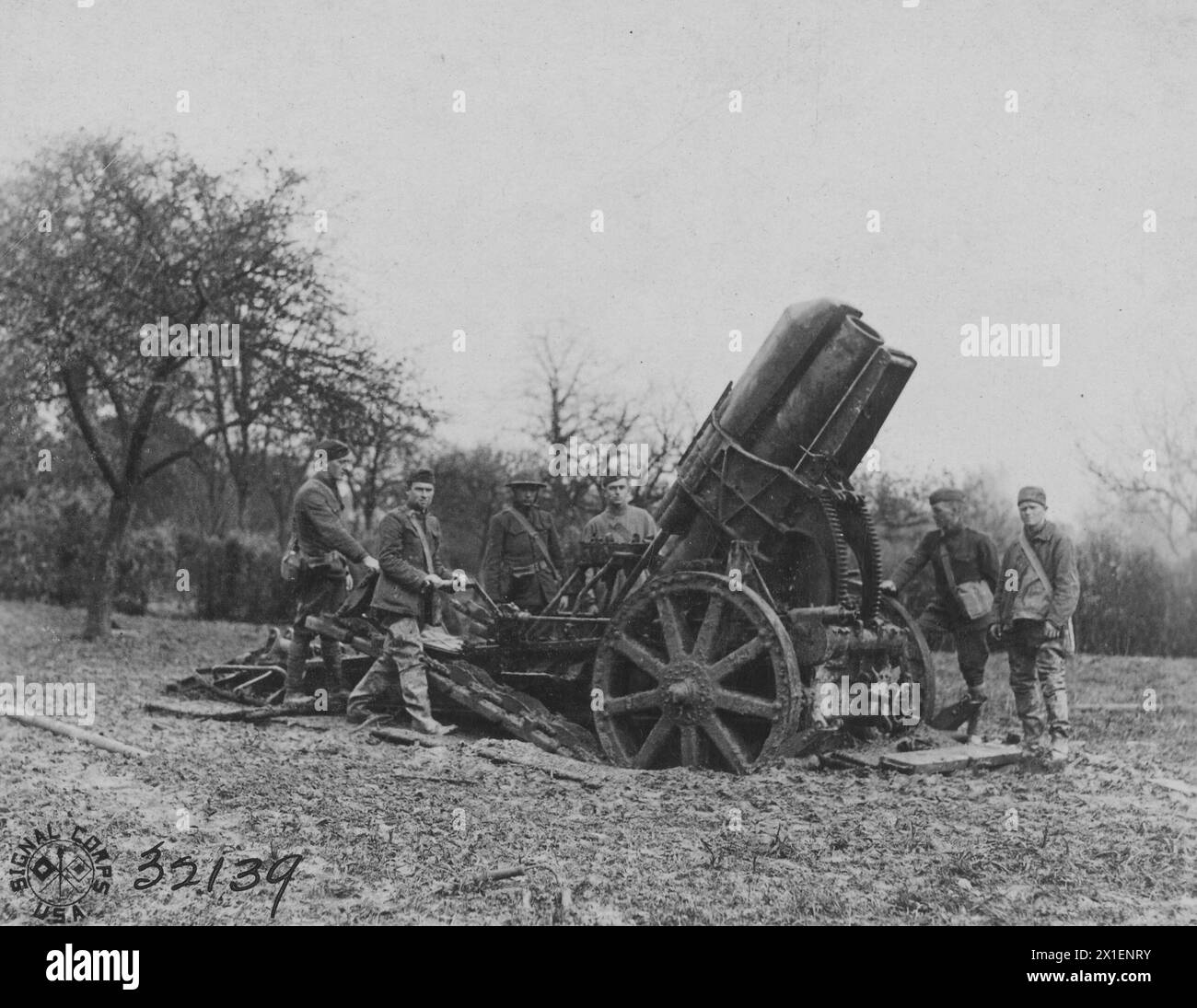 Didascalia originale: Un obice da 210 mm preso in territorio catturato dalle truppe della 80a divisione a Vaux in Francia ca. 1918 Foto Stock