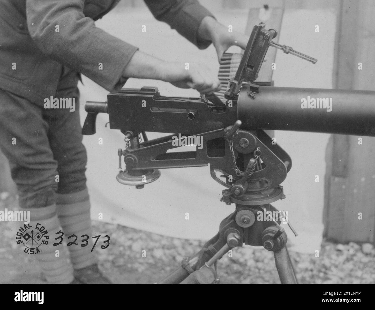 Vista lato destro della pistola Browning Machine con coperchio aperto che mostra come viene rimosso il nastro CA. 1918 Foto Stock