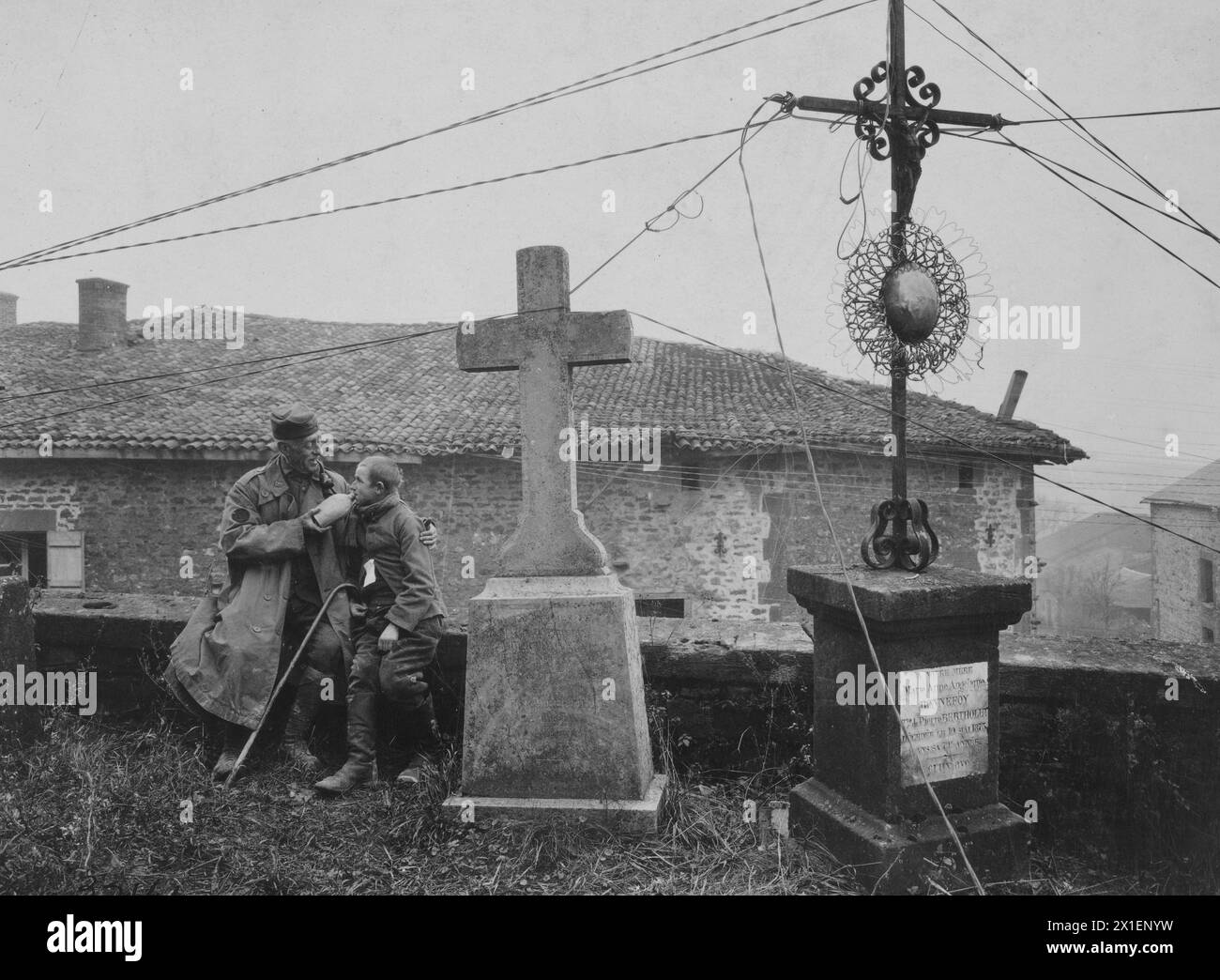 Un soldato americano, seduto in un cimitero, che beve un drink a un rifugiato di LaBasace, St. Pierremont, Ardenne, Francia ca. 1918 Foto Stock