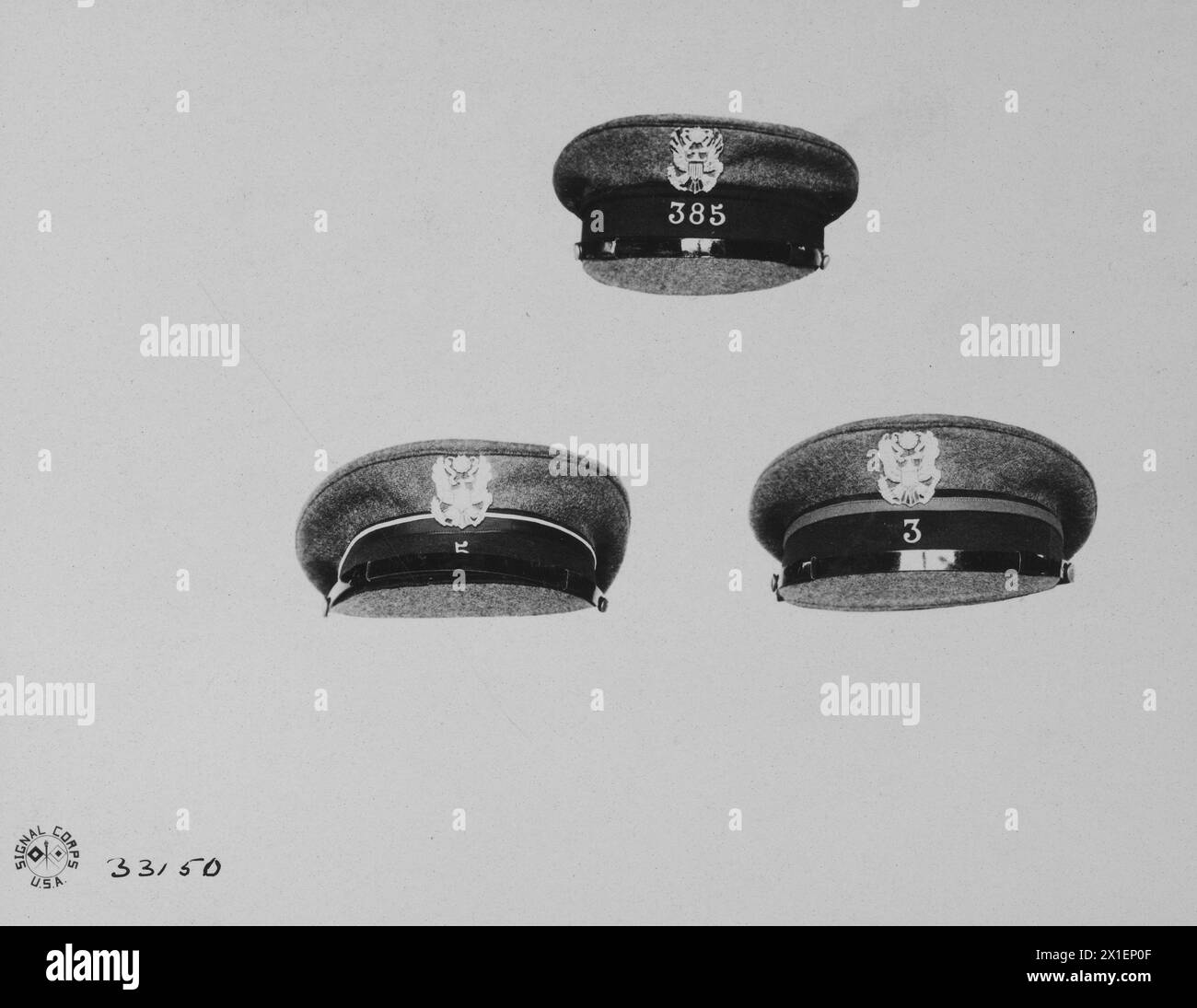 Esempi di cappellini da uomo arruolati - Cappellino di artiglieria; Cappellino di Cavalryl; Cappellino Signal Corps; Vista frontale CA. Dicembre 1918 Foto Stock