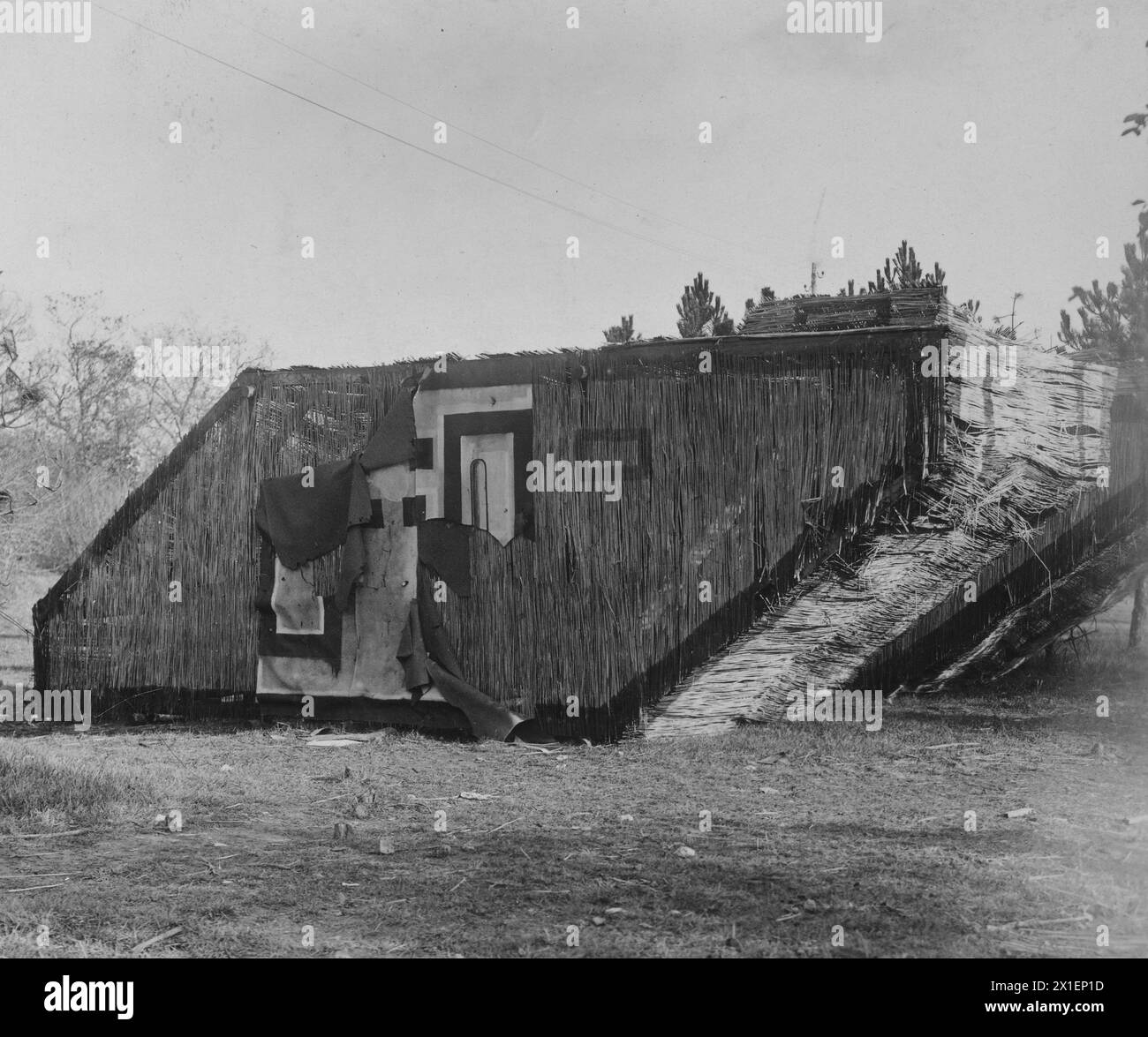 Cisterne fittizie fatte di piante e canne con carta attaccata lateralmente e dipinte per rappresentare i fori e le pistole del porto, tre miglia a sud di Heudicourt France CA. 1918 Foto Stock
